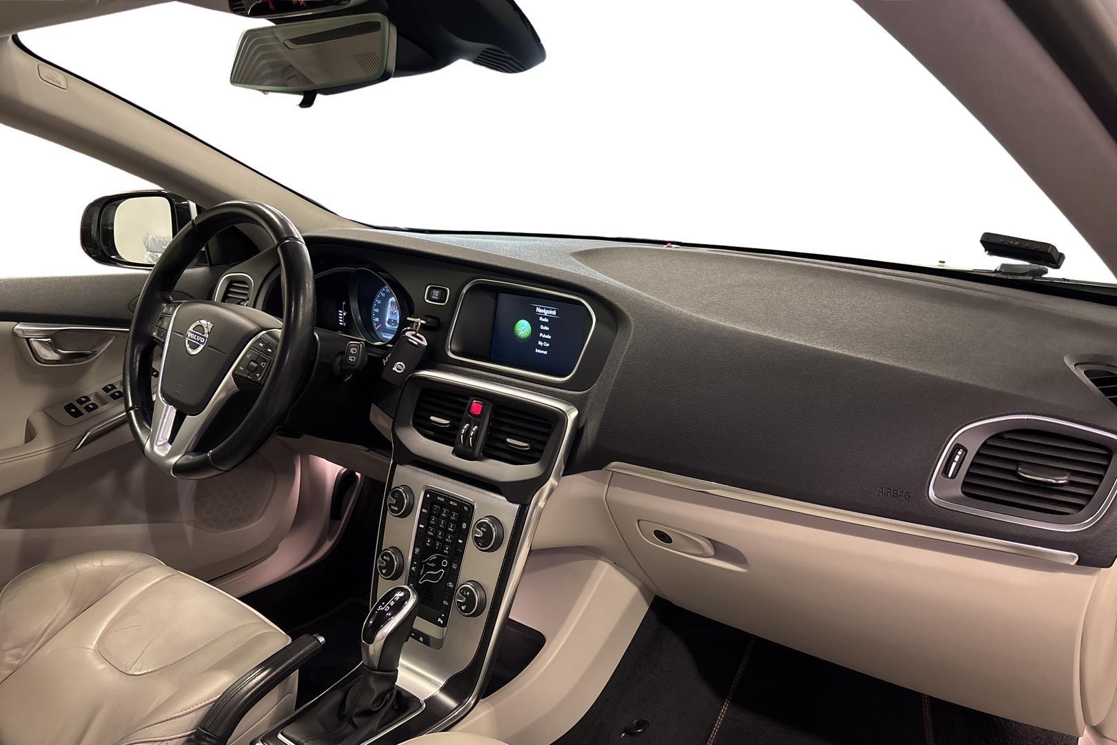 VOLVO V40 2015