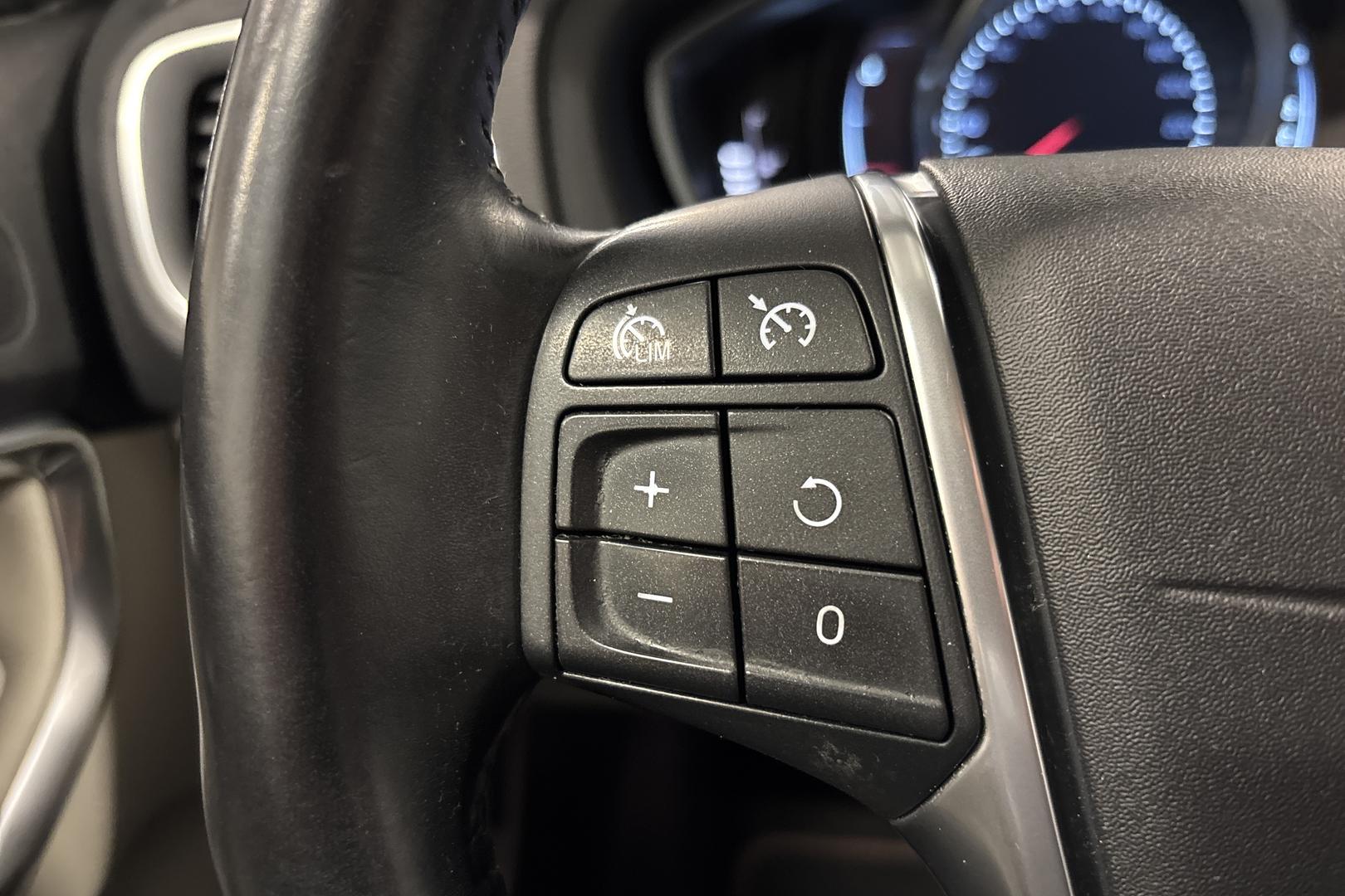 VOLVO V40 2015