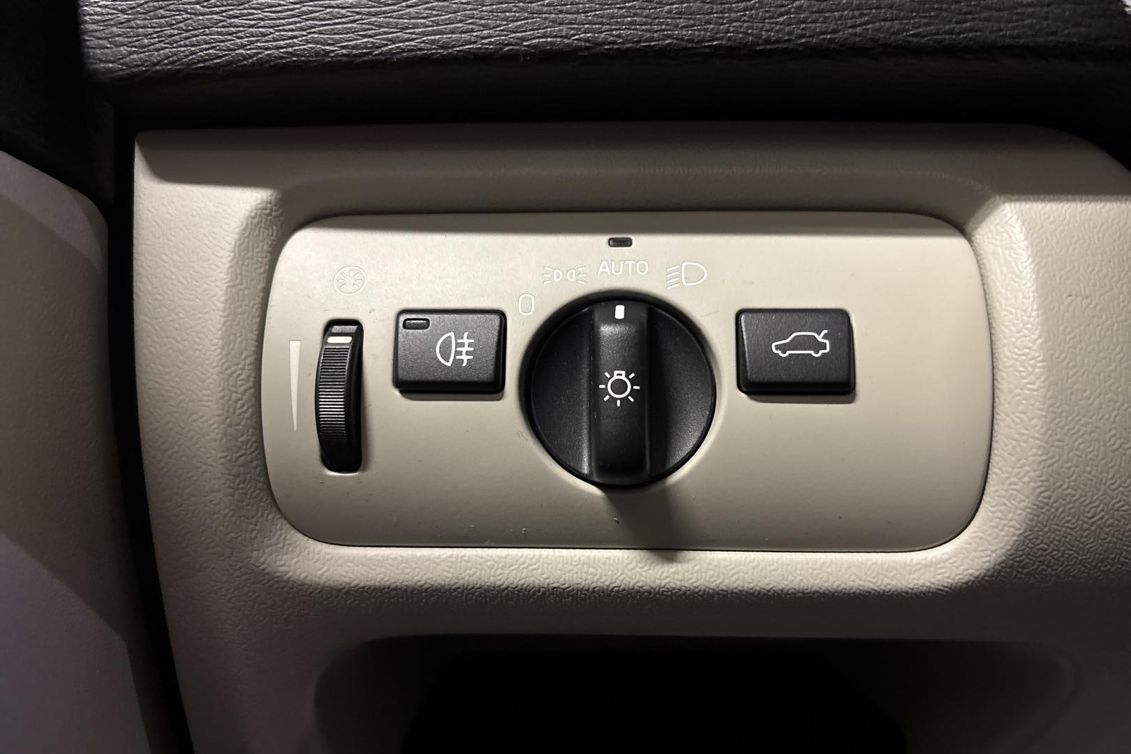 VOLVO V40 2015