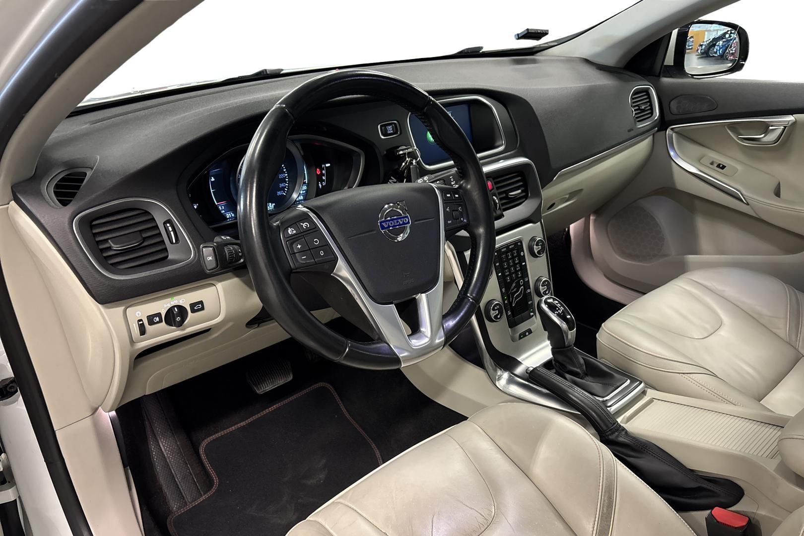 VOLVO V40 2015