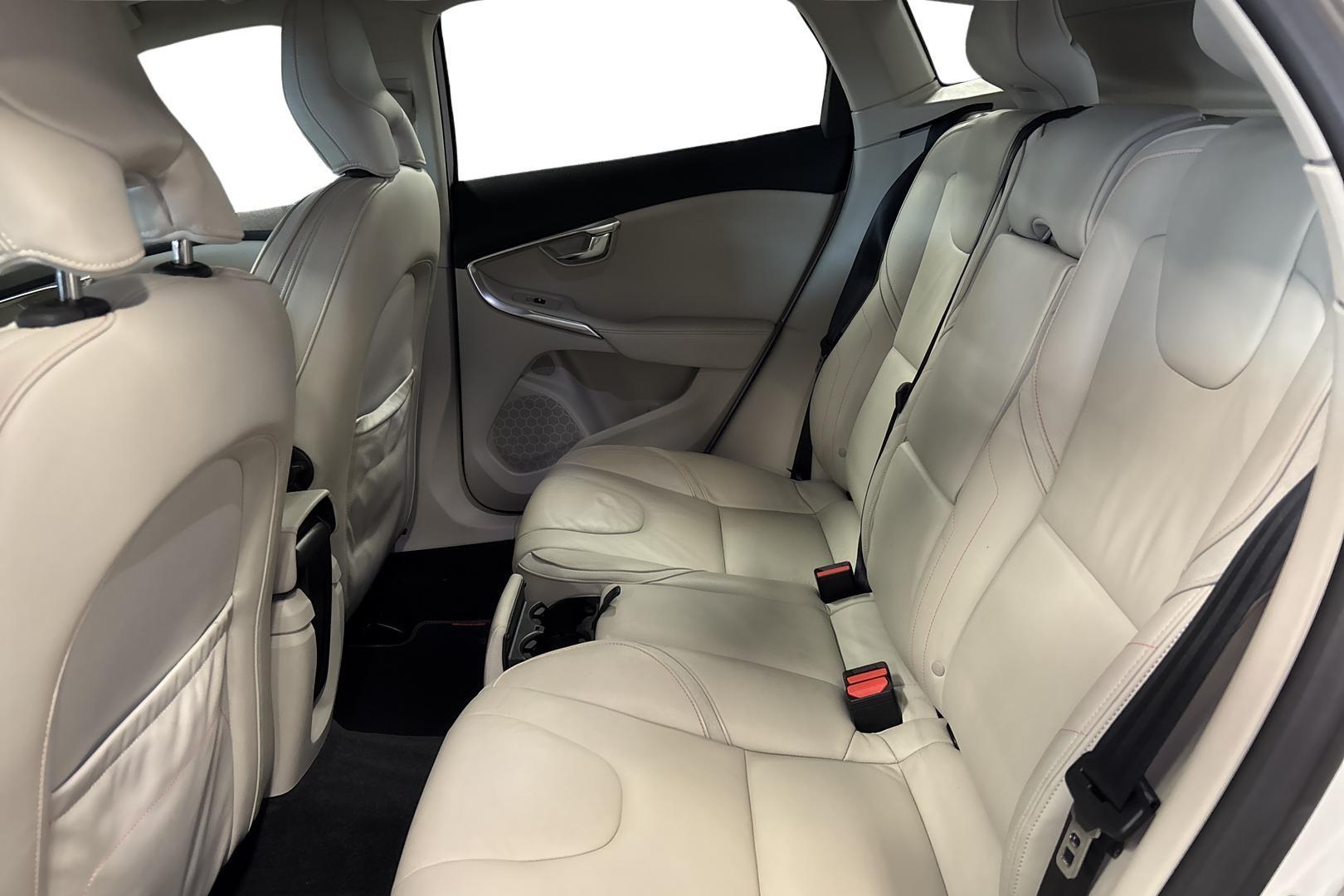 VOLVO V40 2015