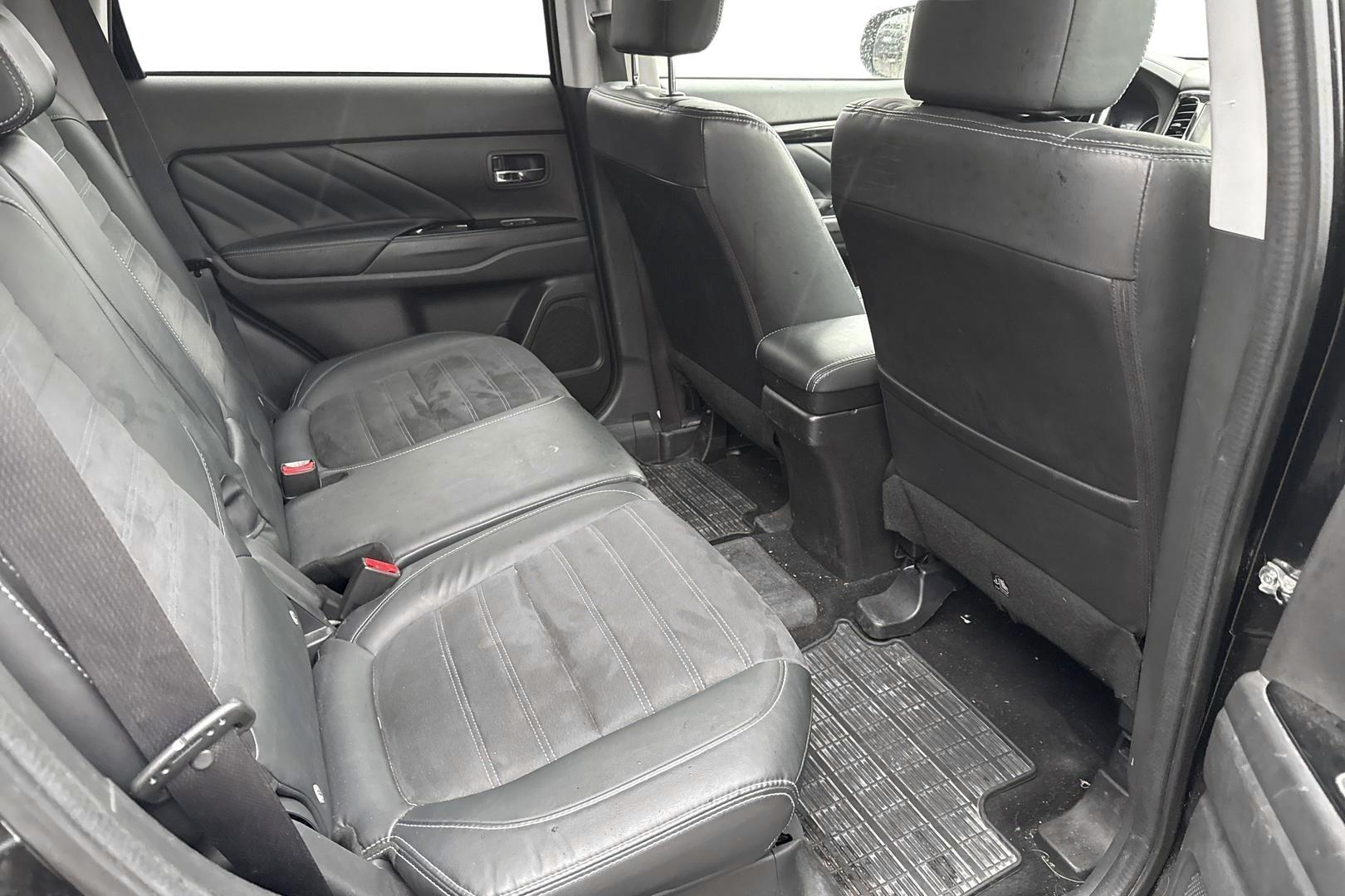 Mitsubishi Outlander PHEV 4