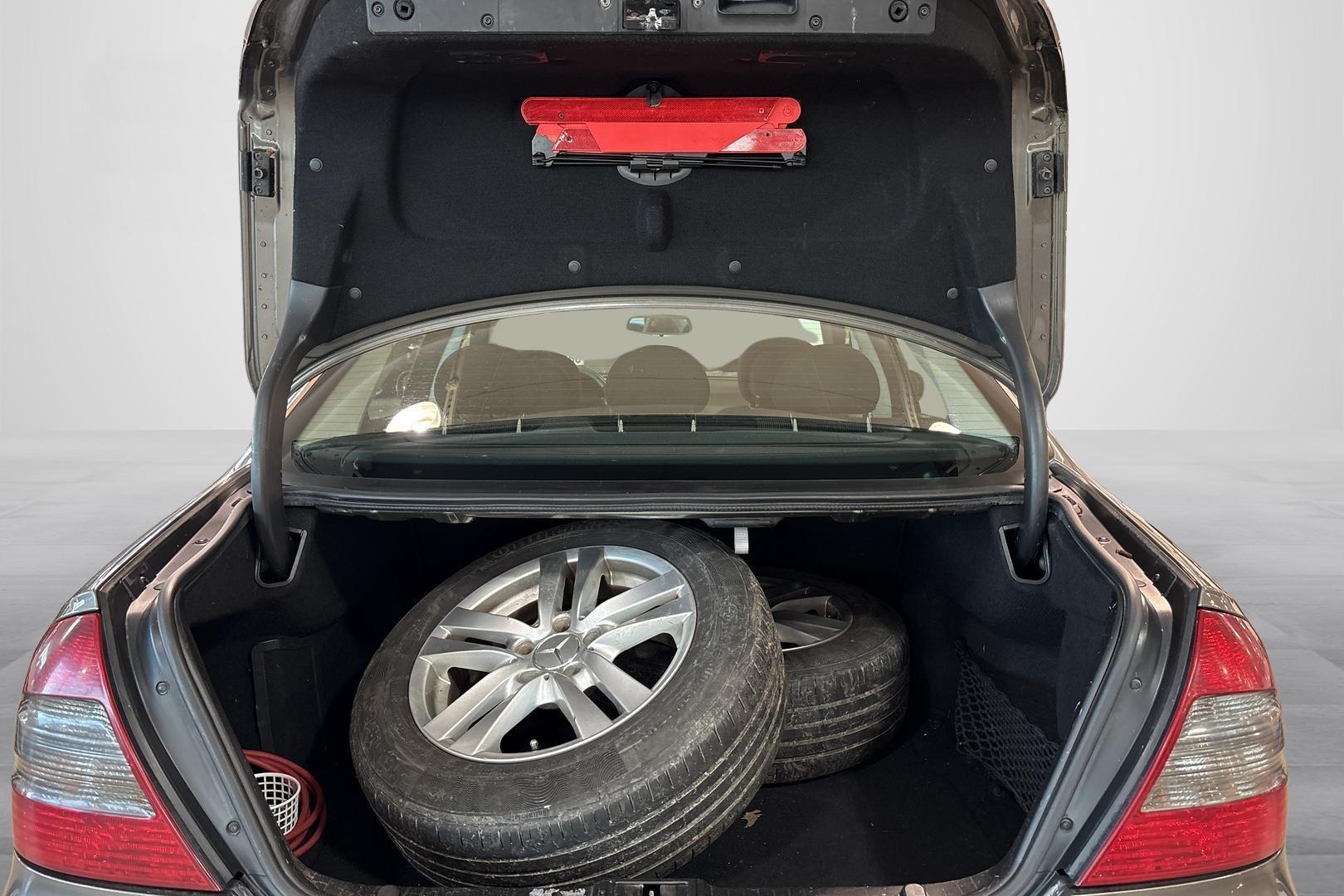 MERCEDES-BENZ E 2006