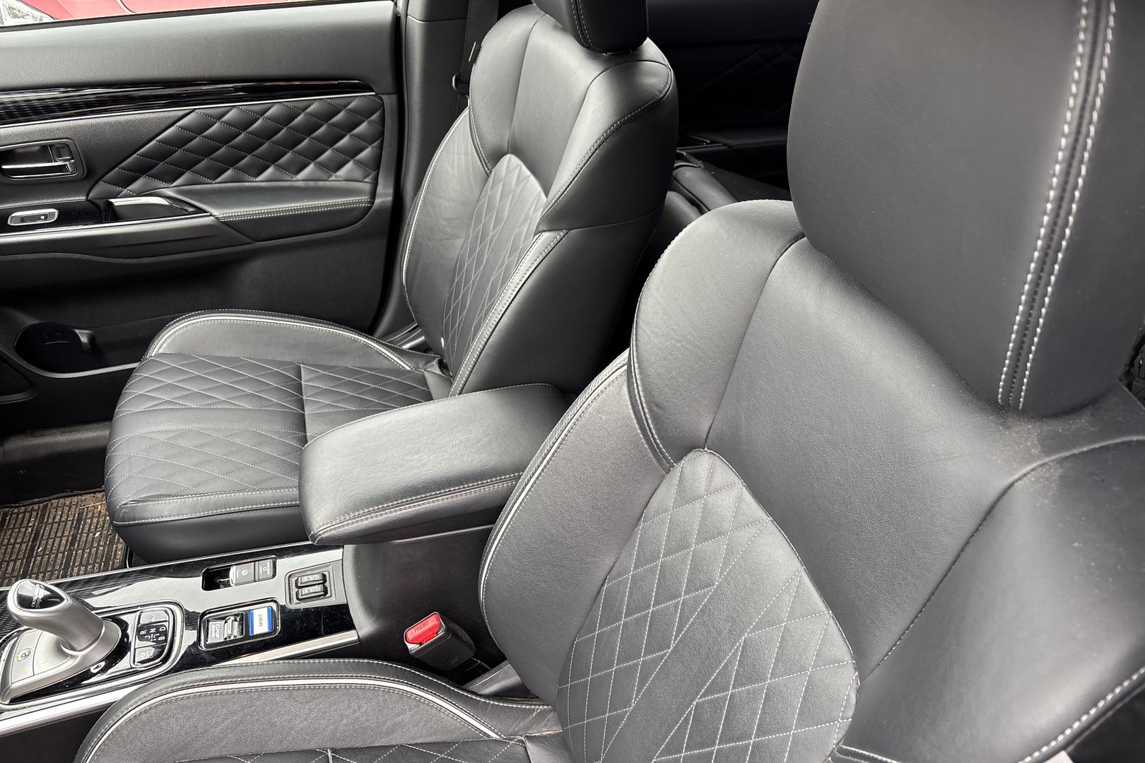 MITSUBISHI Outlander PHEV 3