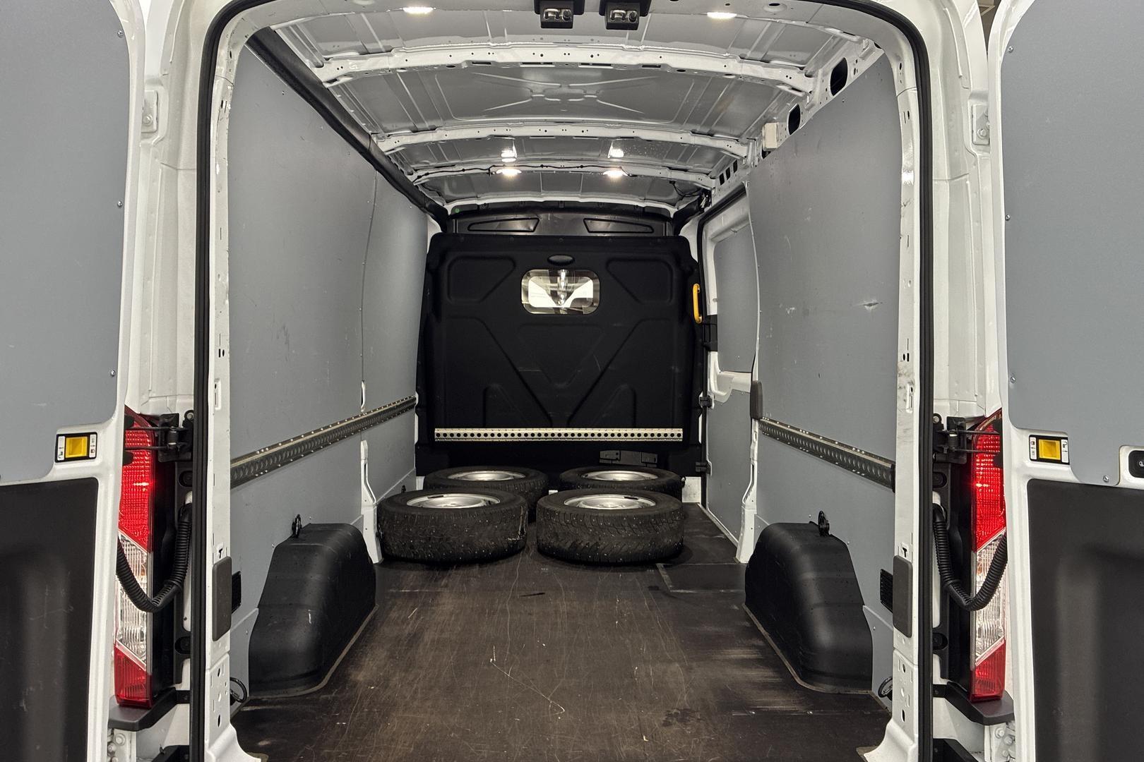 Ford Transit 9