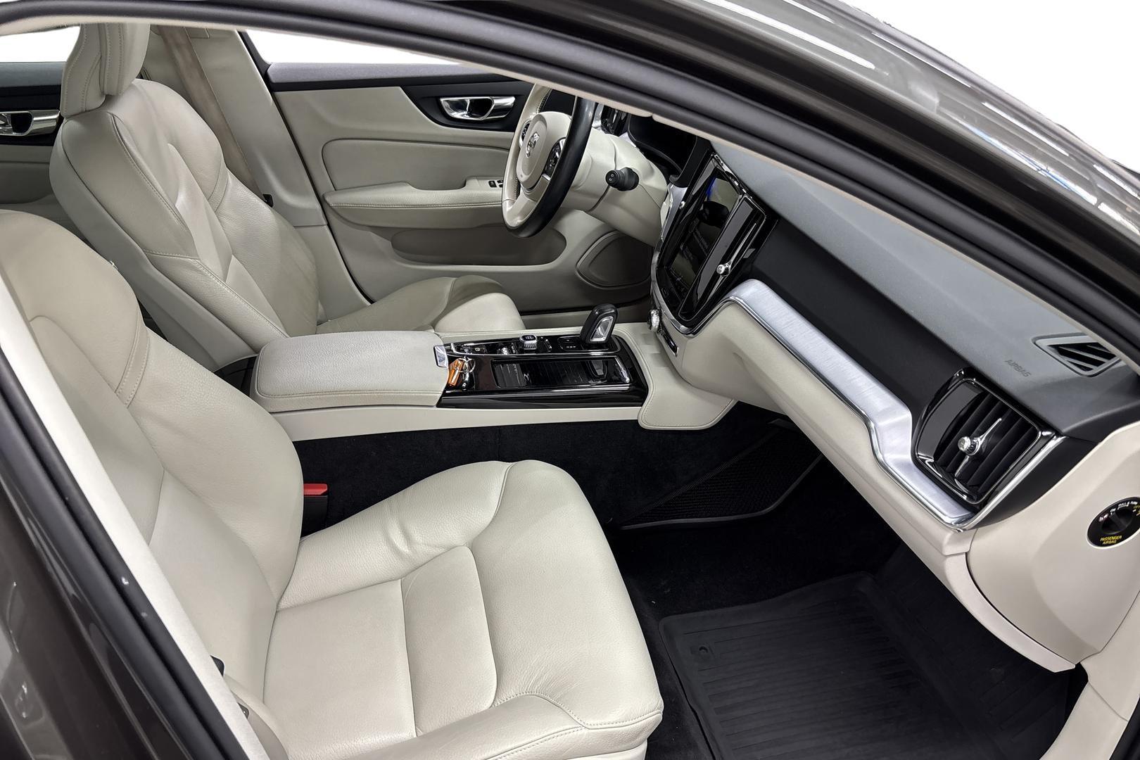 VOLVO V60 2020