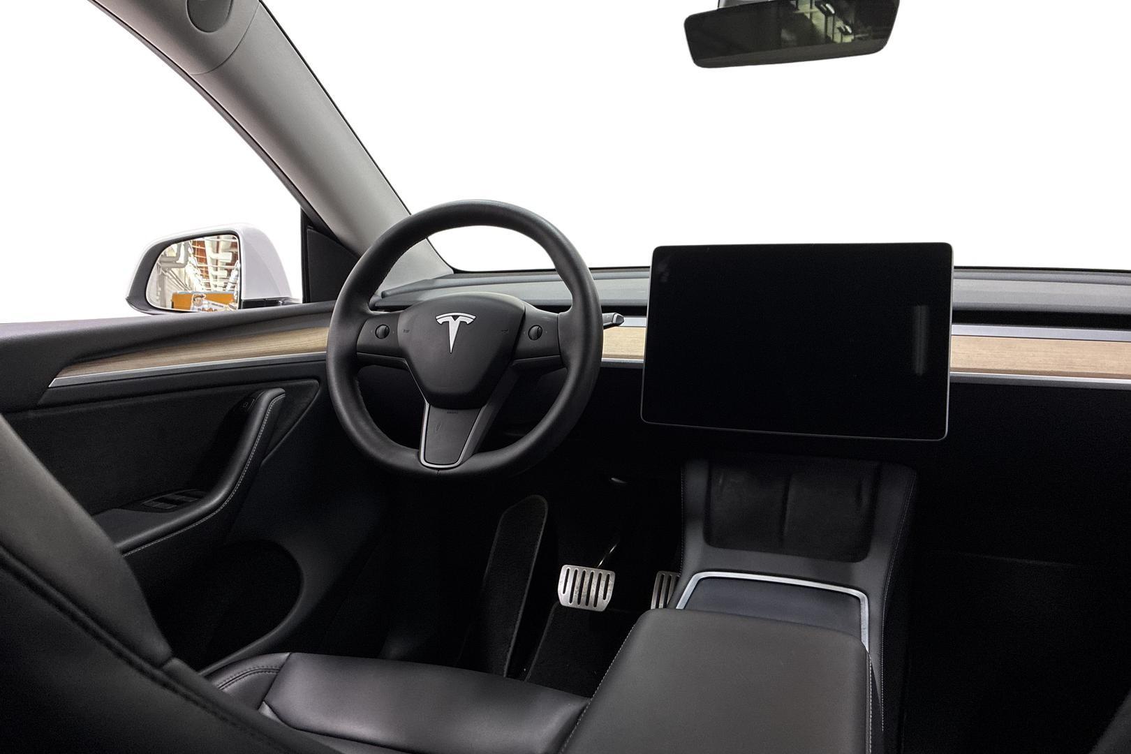 Tesla Model Y 15