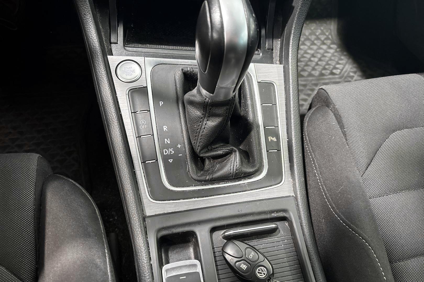 VOLKSWAGEN Golf 2016