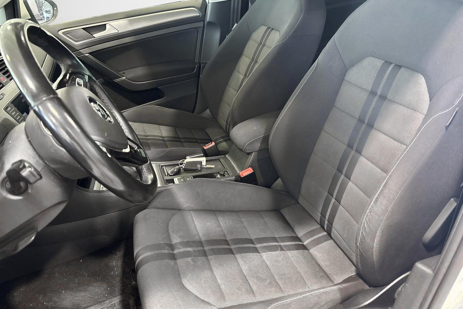 VOLKSWAGEN Golf 2016