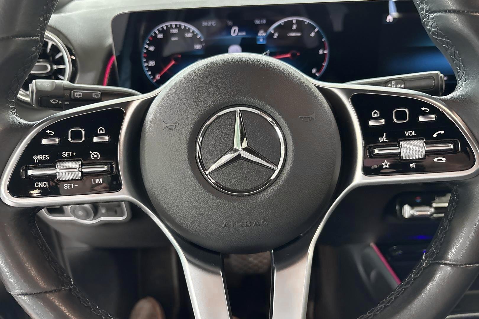 MERCEDES-BENZ GLB 2023