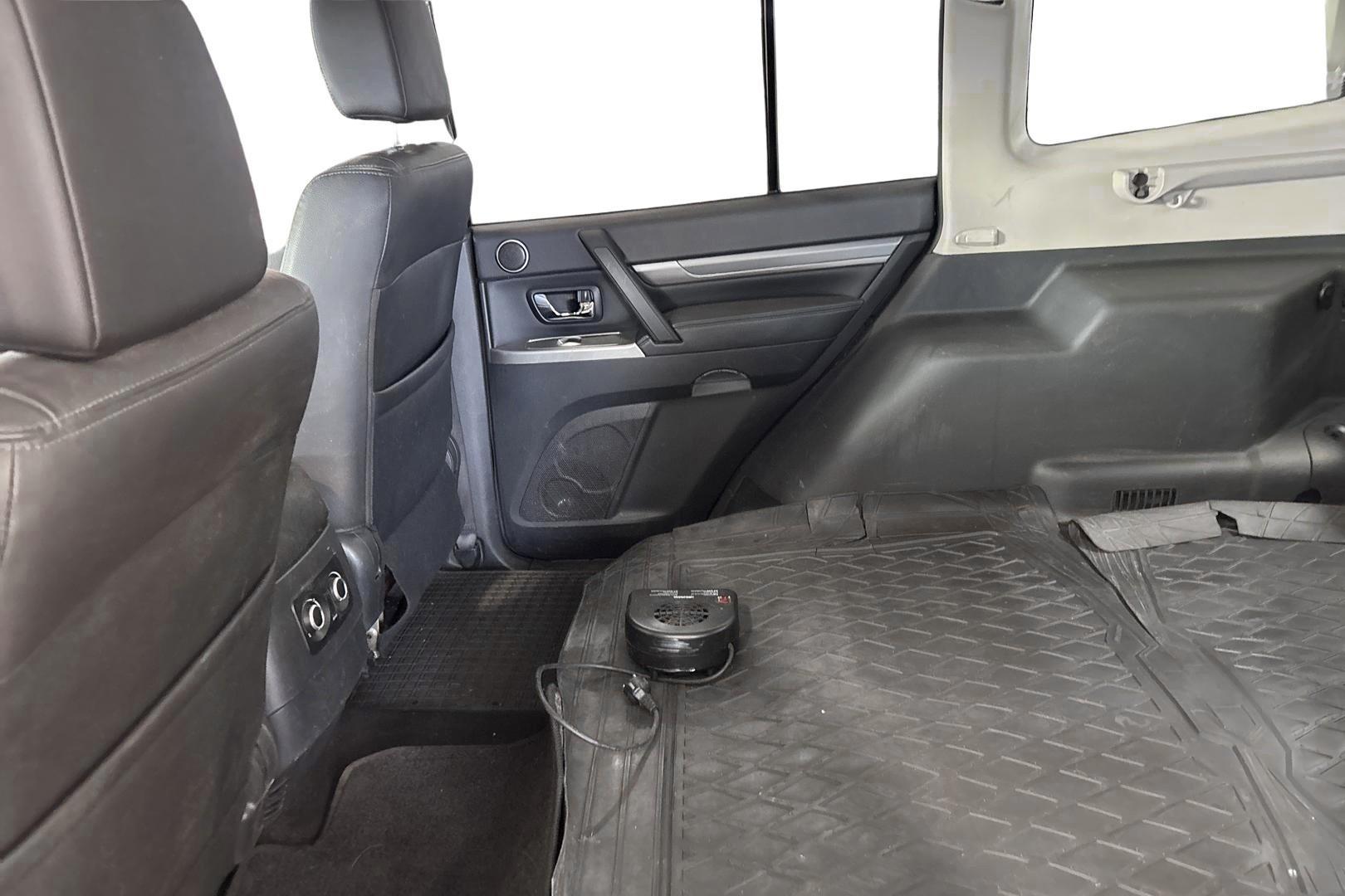 MITSUBISHI Pajero 11