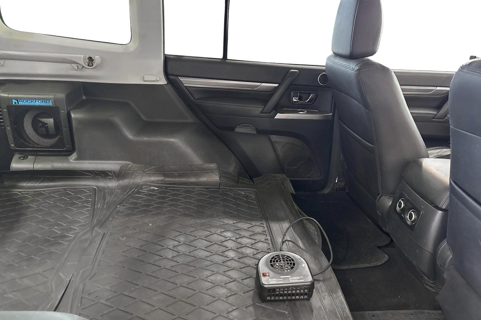 MITSUBISHI Pajero 13