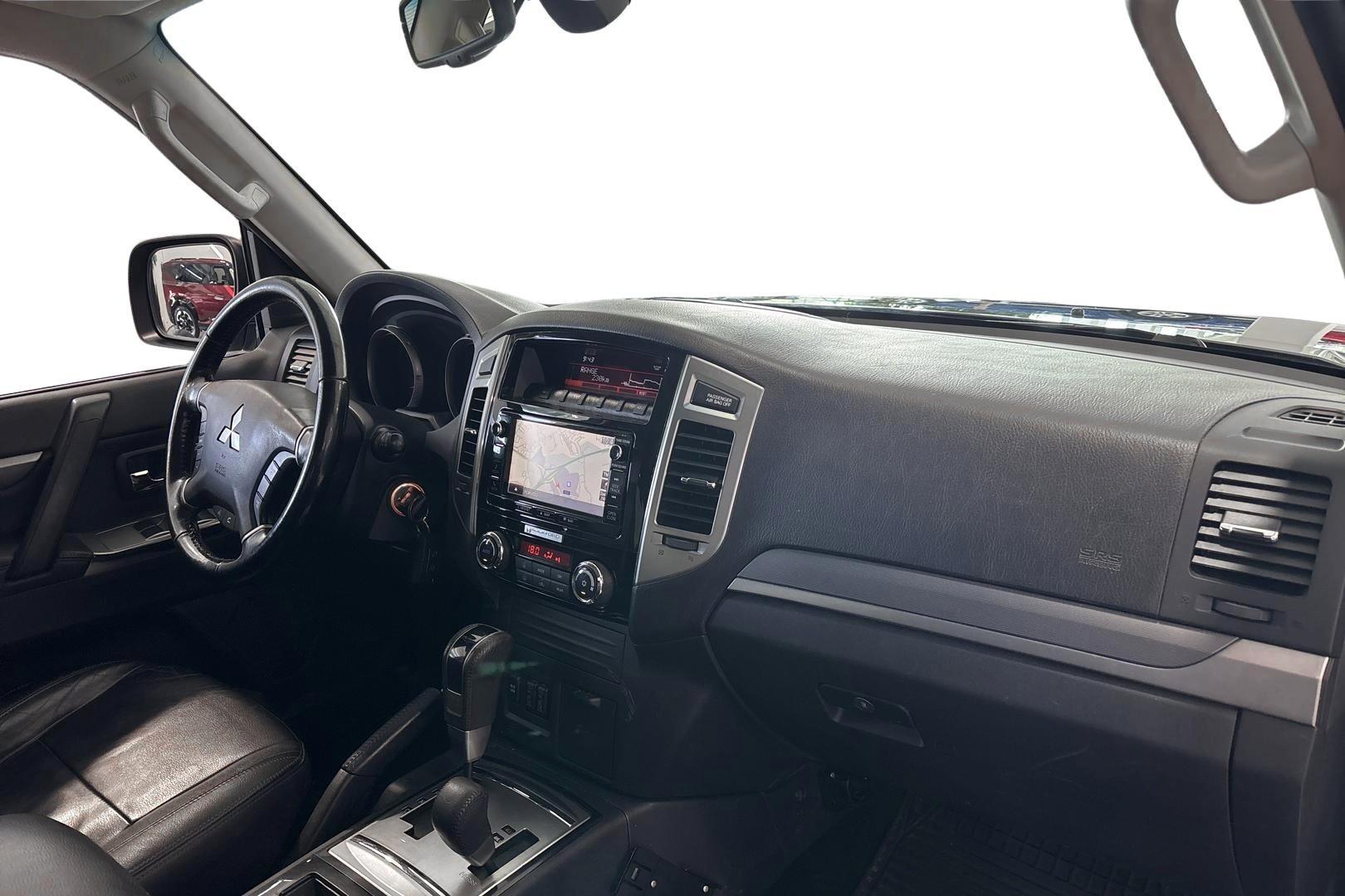 MITSUBISHI Pajero 14
