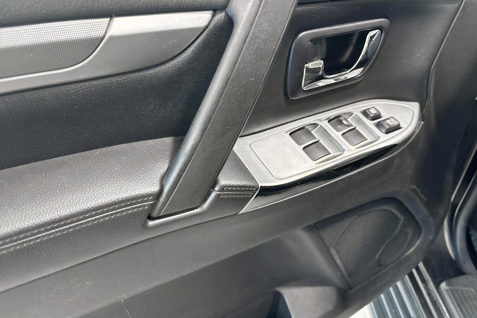 MITSUBISHI Pajero 15