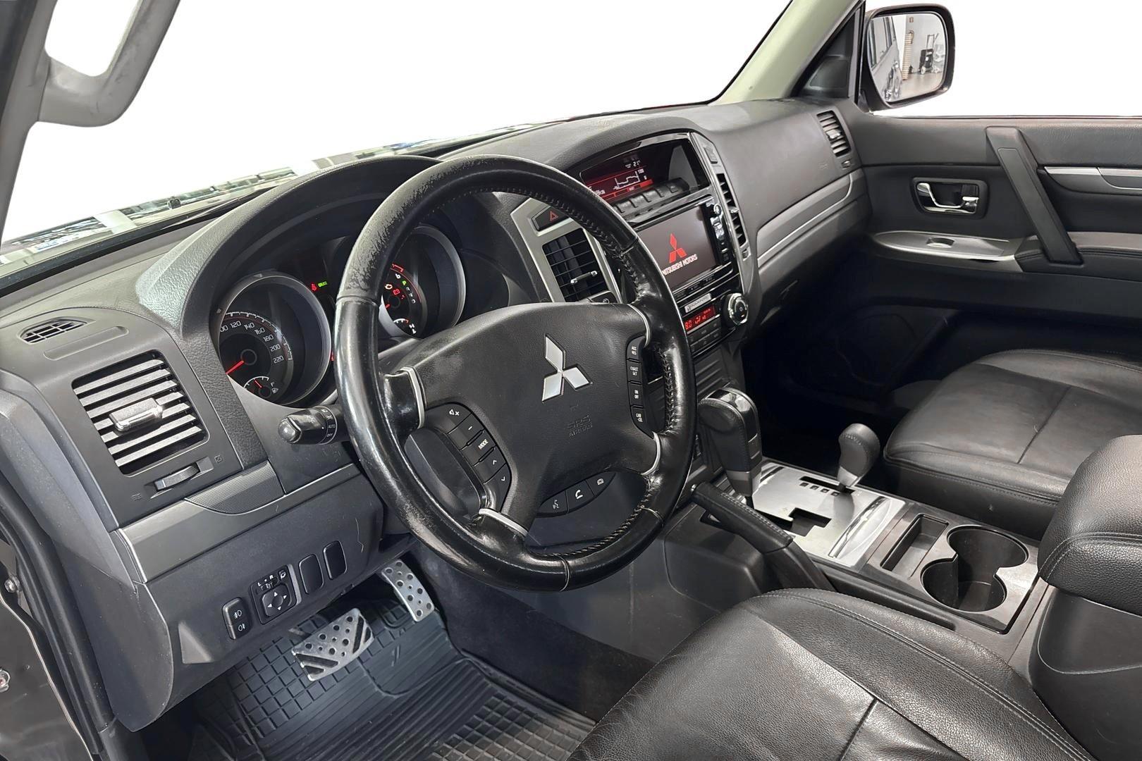MITSUBISHI Pajero 9
