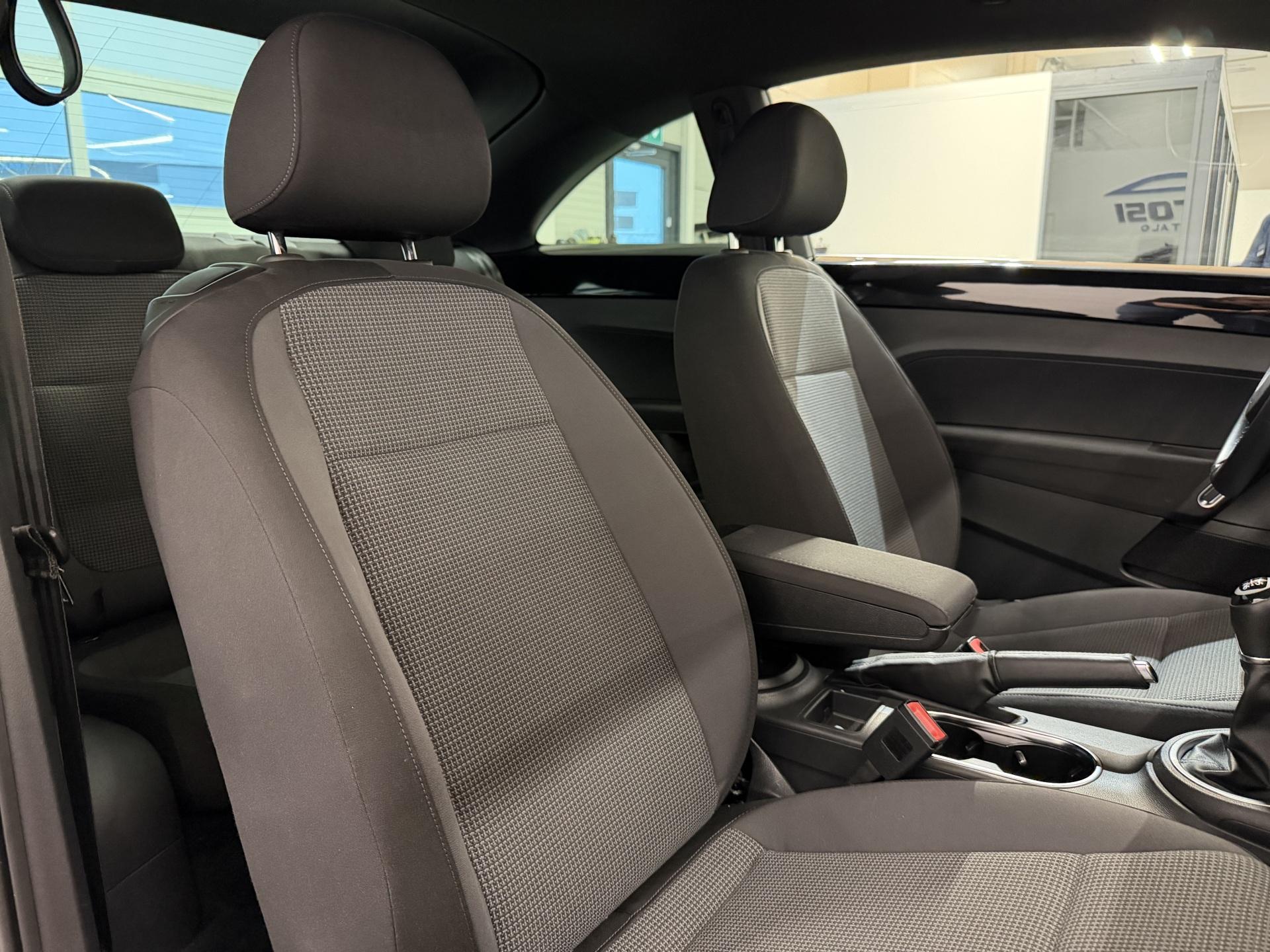 VOLKSWAGEN Beetle 2013