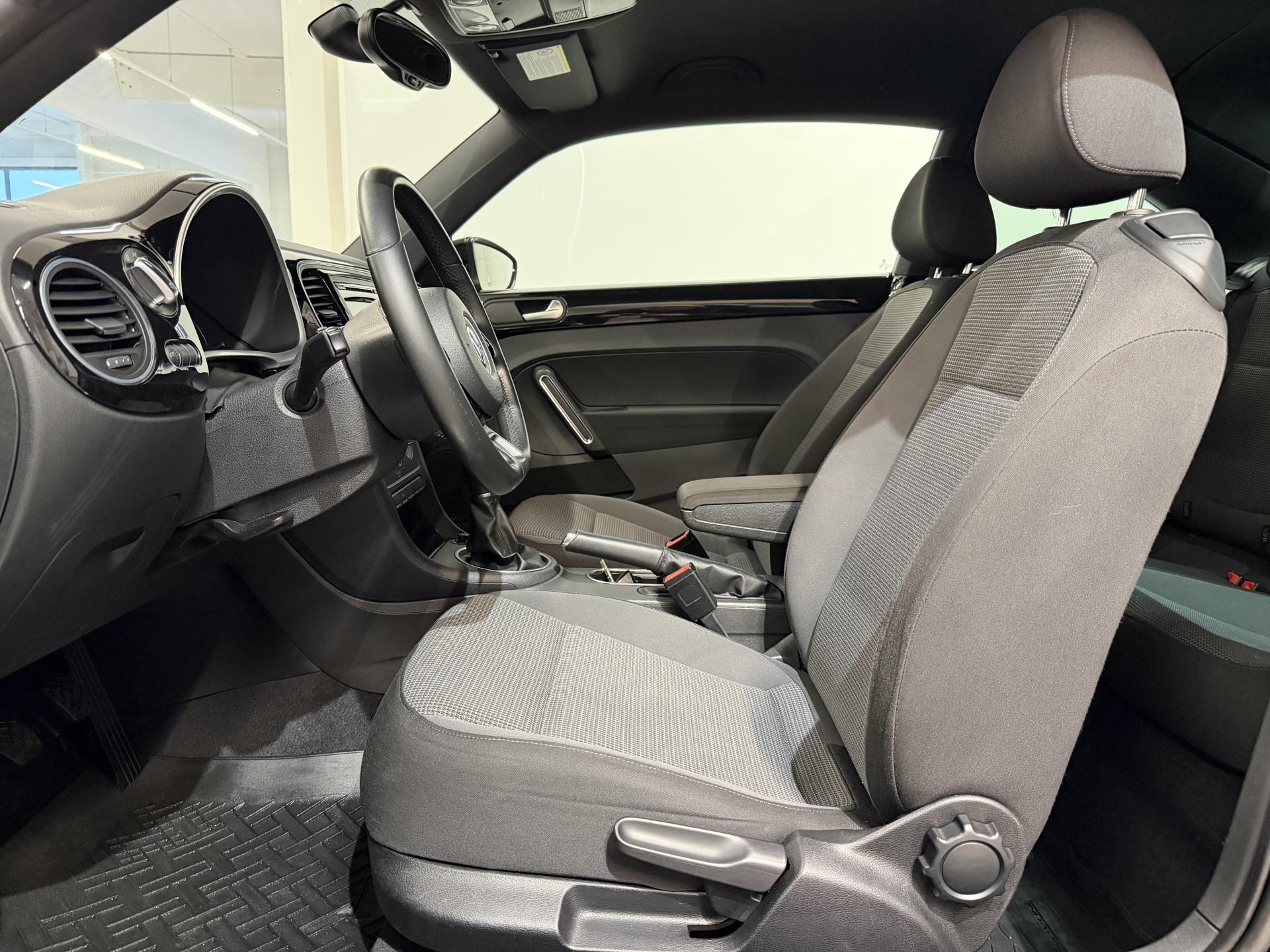 VOLKSWAGEN Beetle 2013