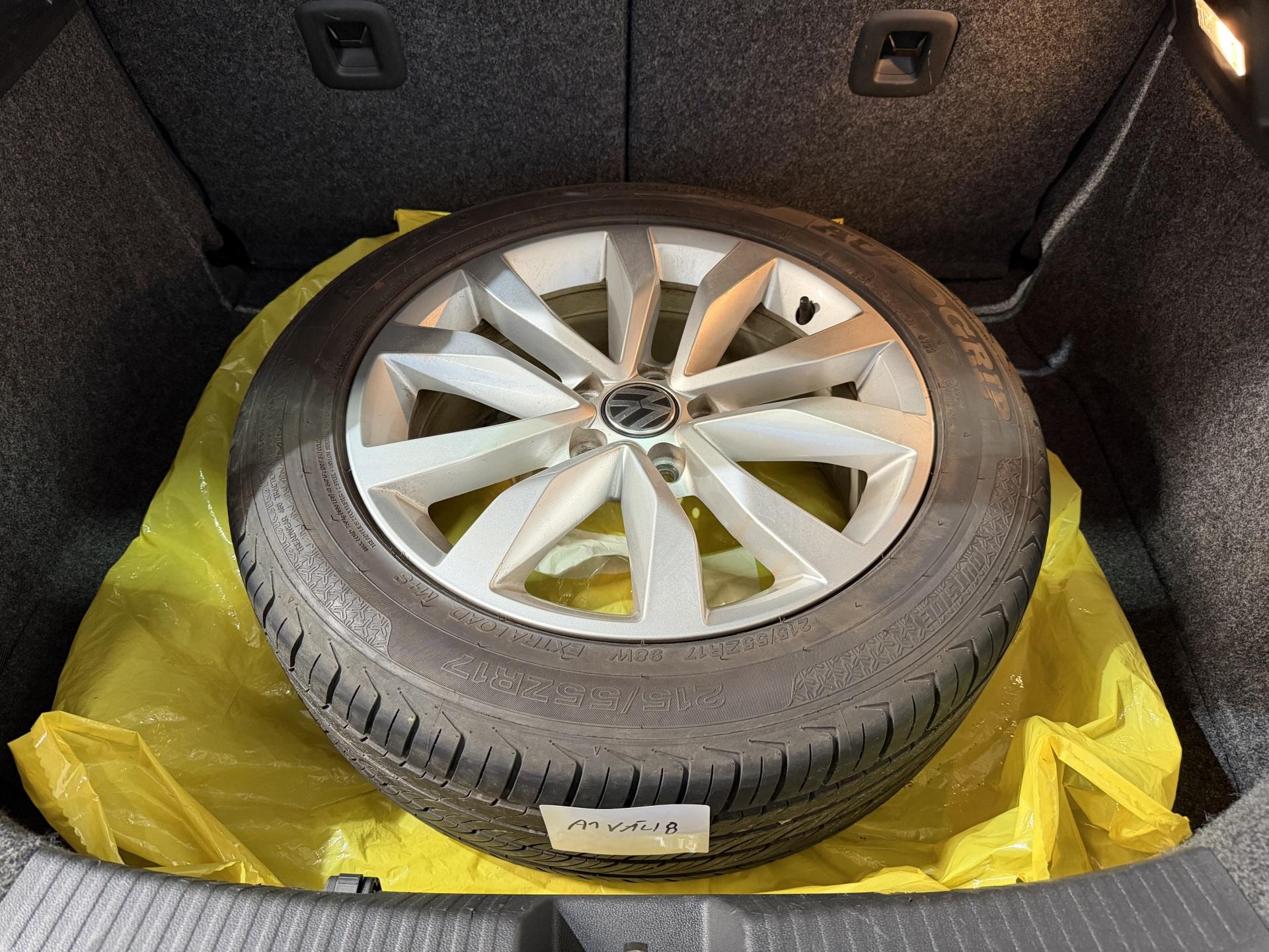 VOLKSWAGEN Beetle 2013