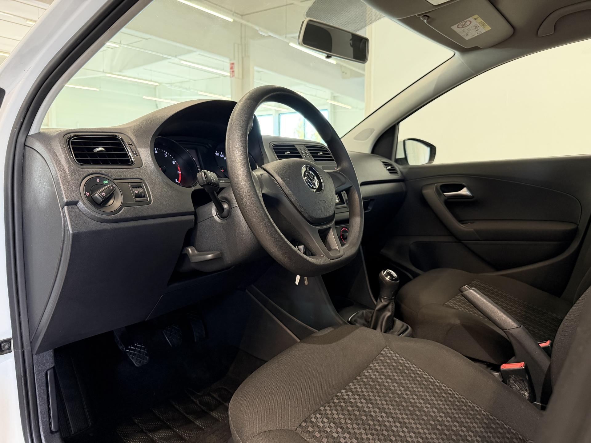 VOLKSWAGEN Polo 2015