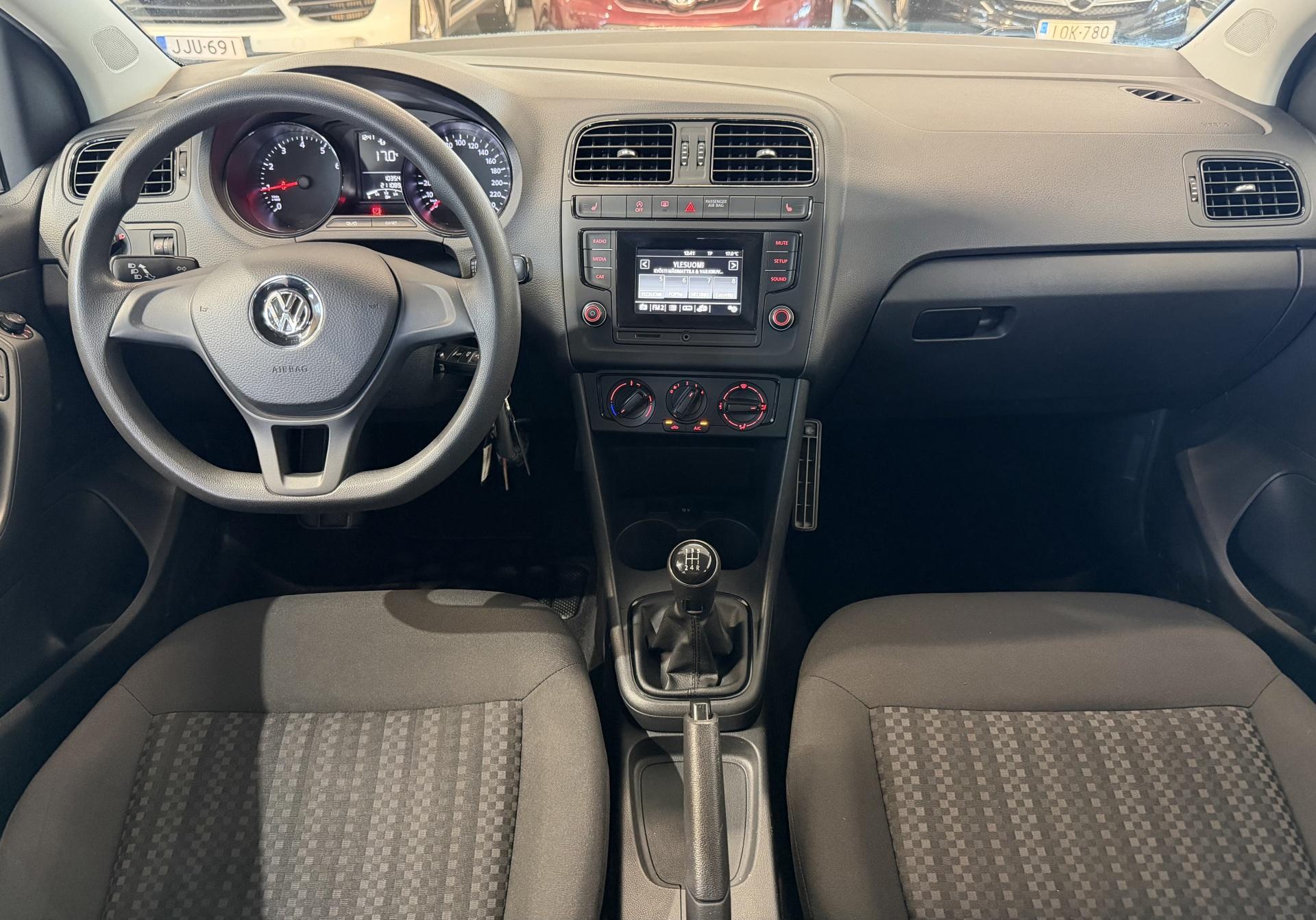 VOLKSWAGEN Polo 2015