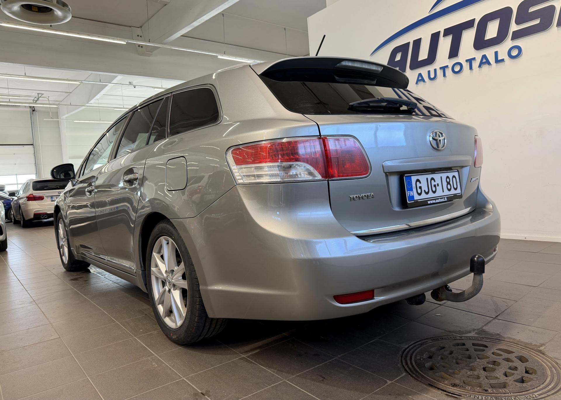 TOYOTA Avensis 2011