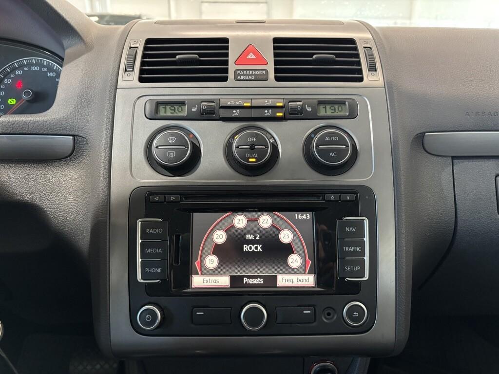 VOLKSWAGEN Touran 2010