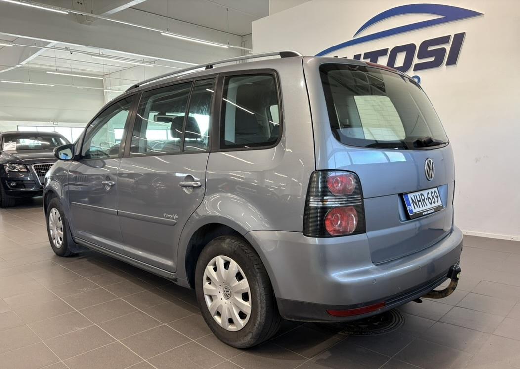 VOLKSWAGEN Touran 2010