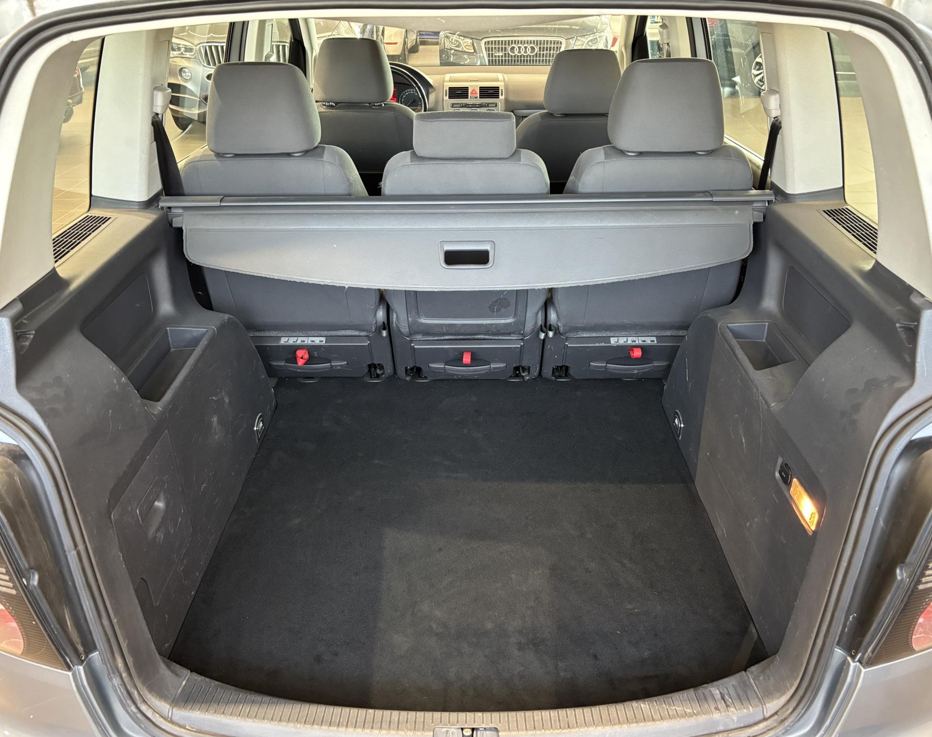 VOLKSWAGEN Touran 2010