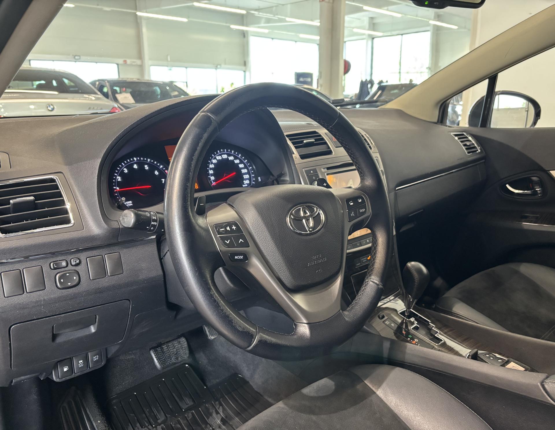 TOYOTA Avensis 2012