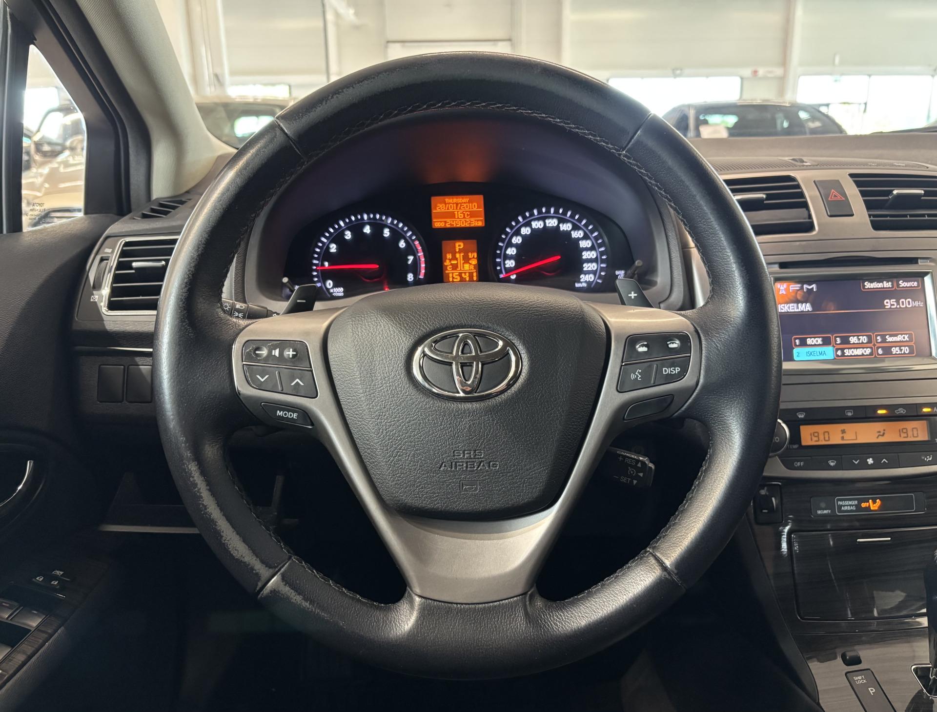 TOYOTA Avensis 2012