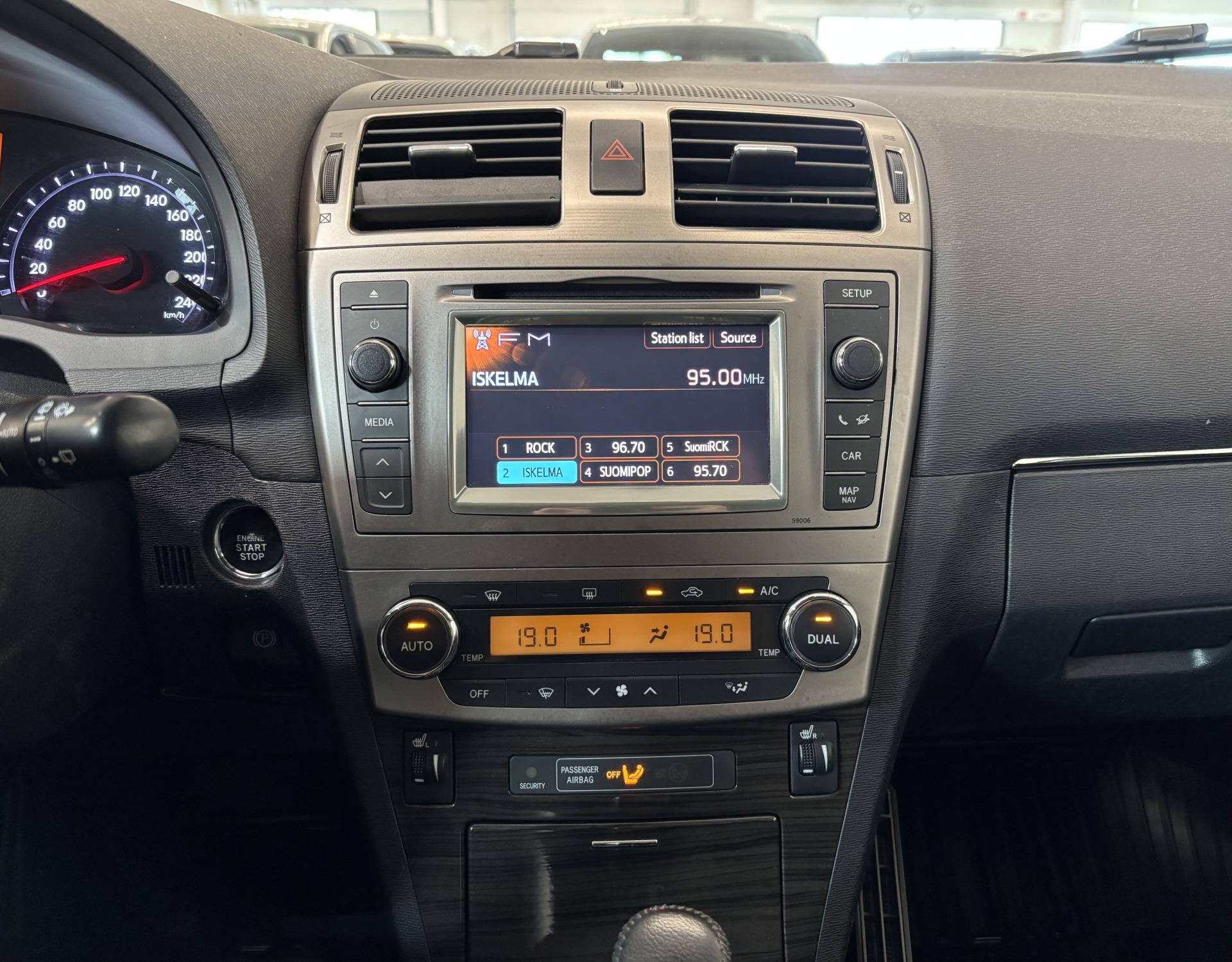 TOYOTA Avensis 2012