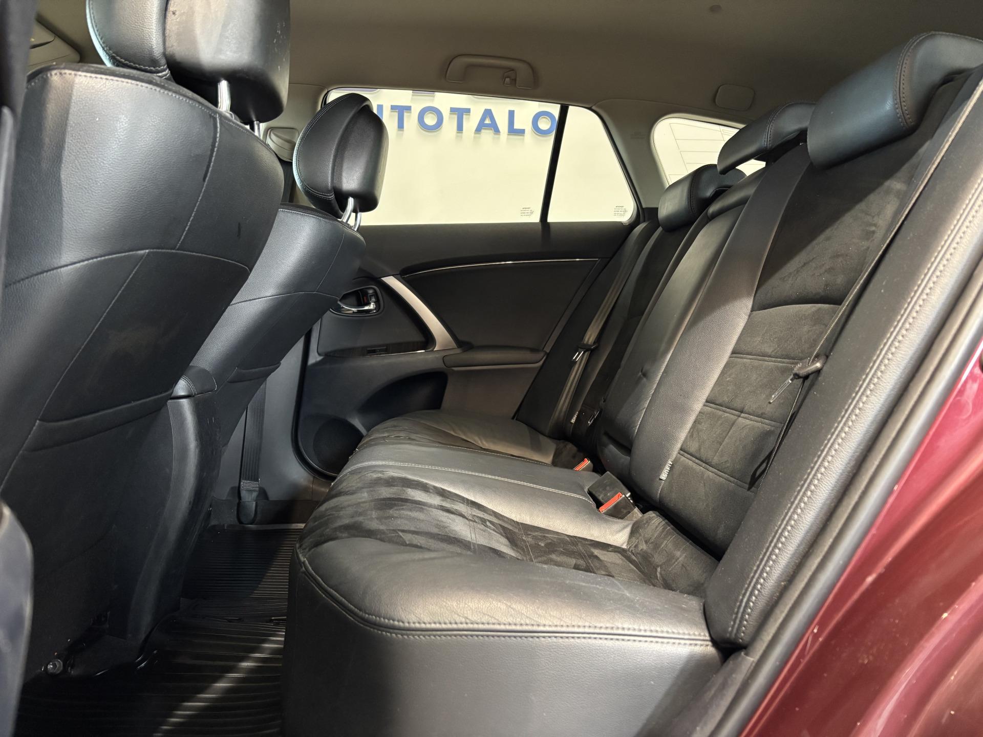 TOYOTA Avensis 2012