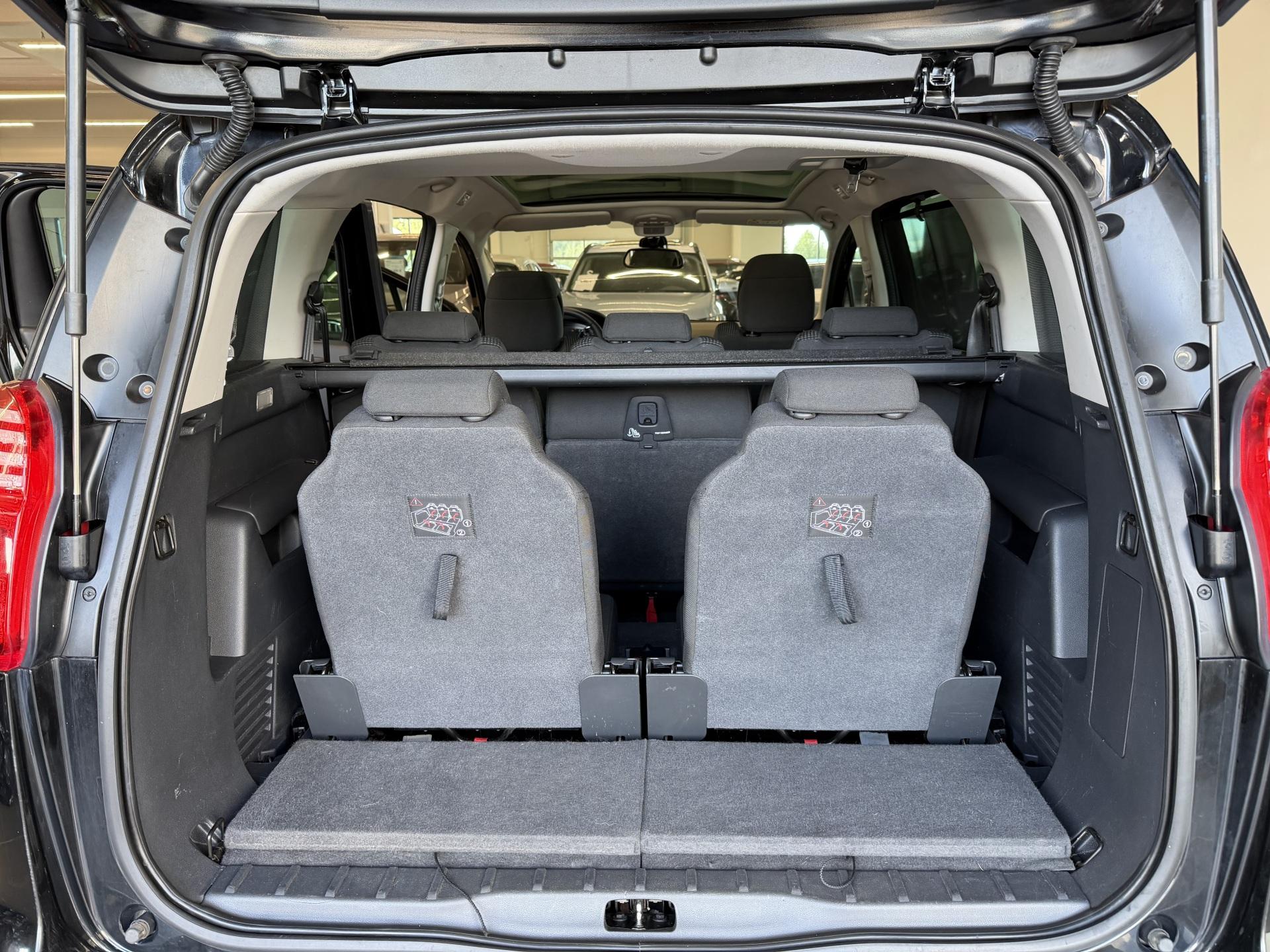 PEUGEOT 5008 12