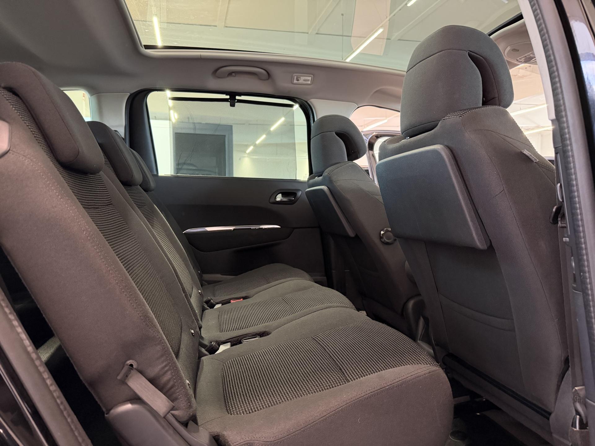 PEUGEOT 5008 13