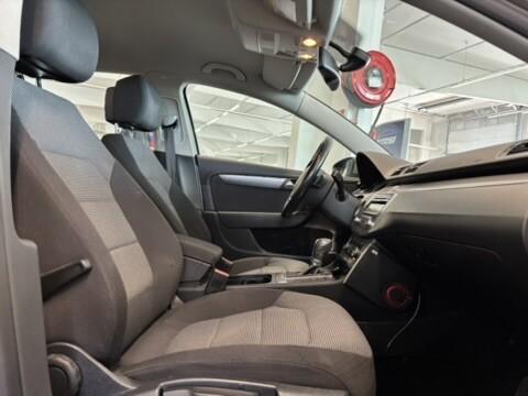 VOLKSWAGEN Passat 2011