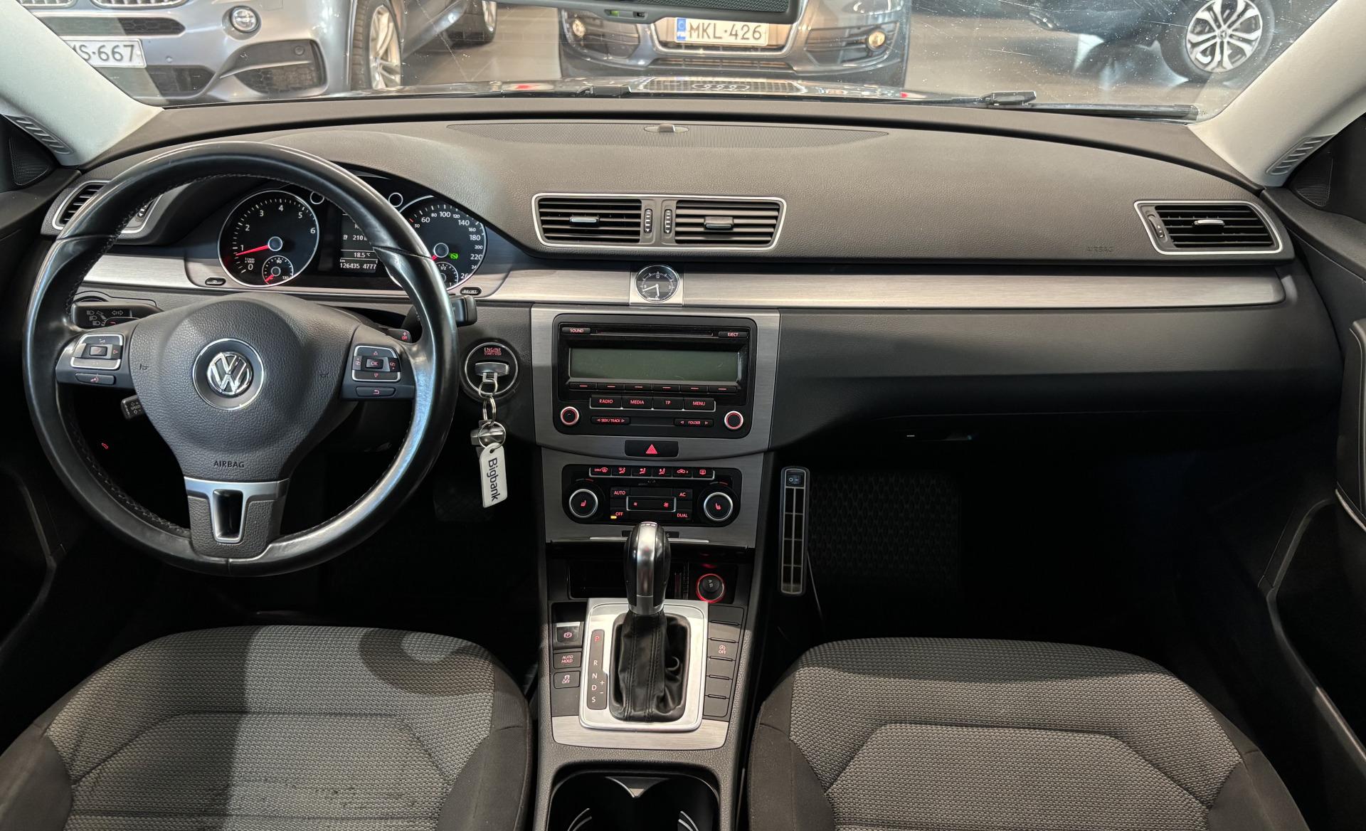 VOLKSWAGEN Passat 2011