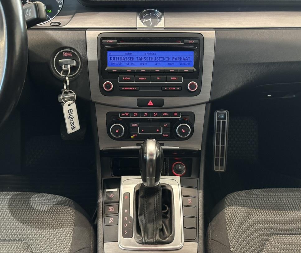 VOLKSWAGEN Passat 2011