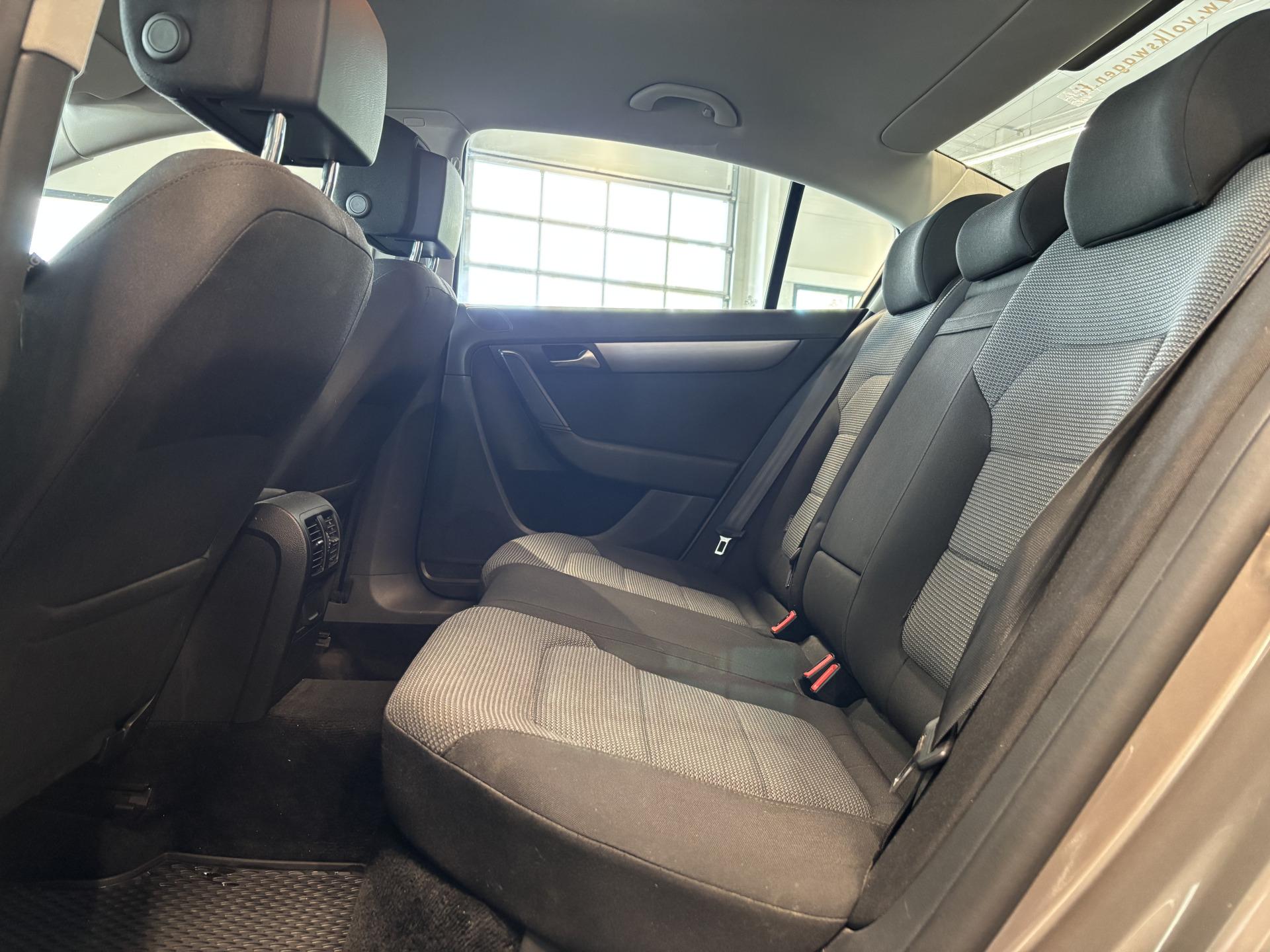 VOLKSWAGEN Passat 2011