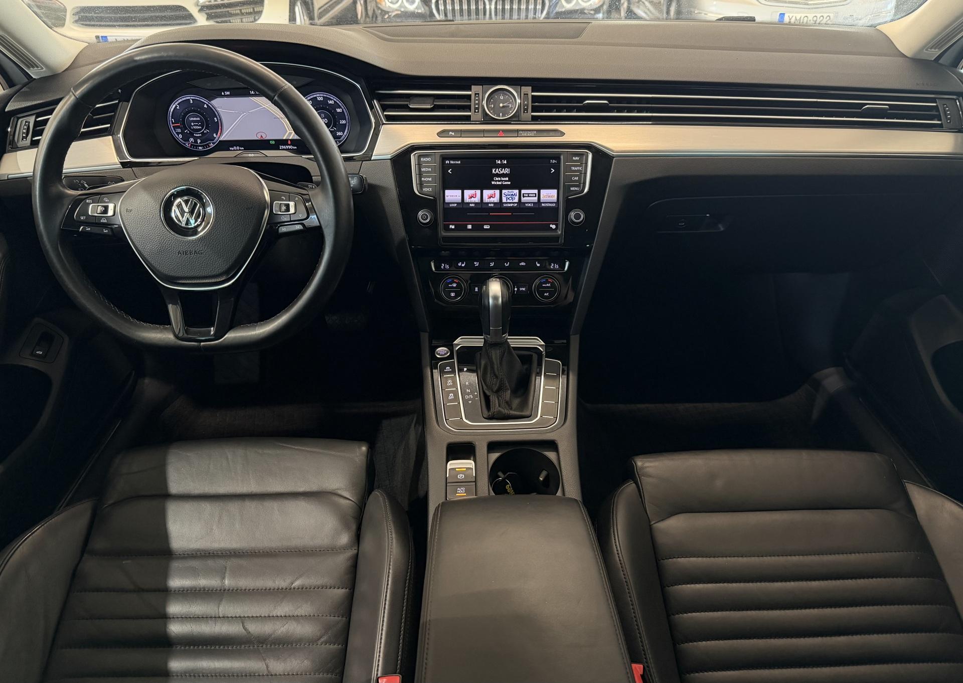 VOLKSWAGEN Passat 12