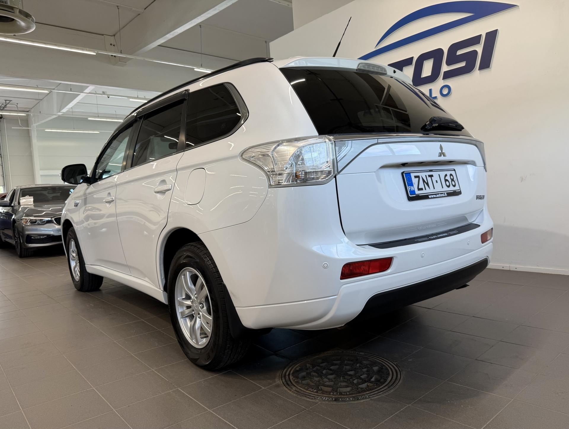 MITSUBISHI Outlander PHEV 2015