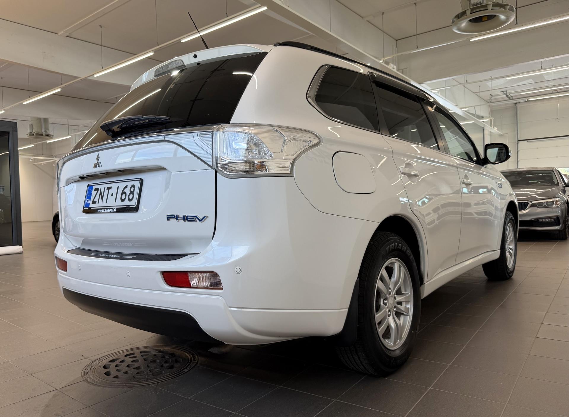 MITSUBISHI Outlander PHEV 2015