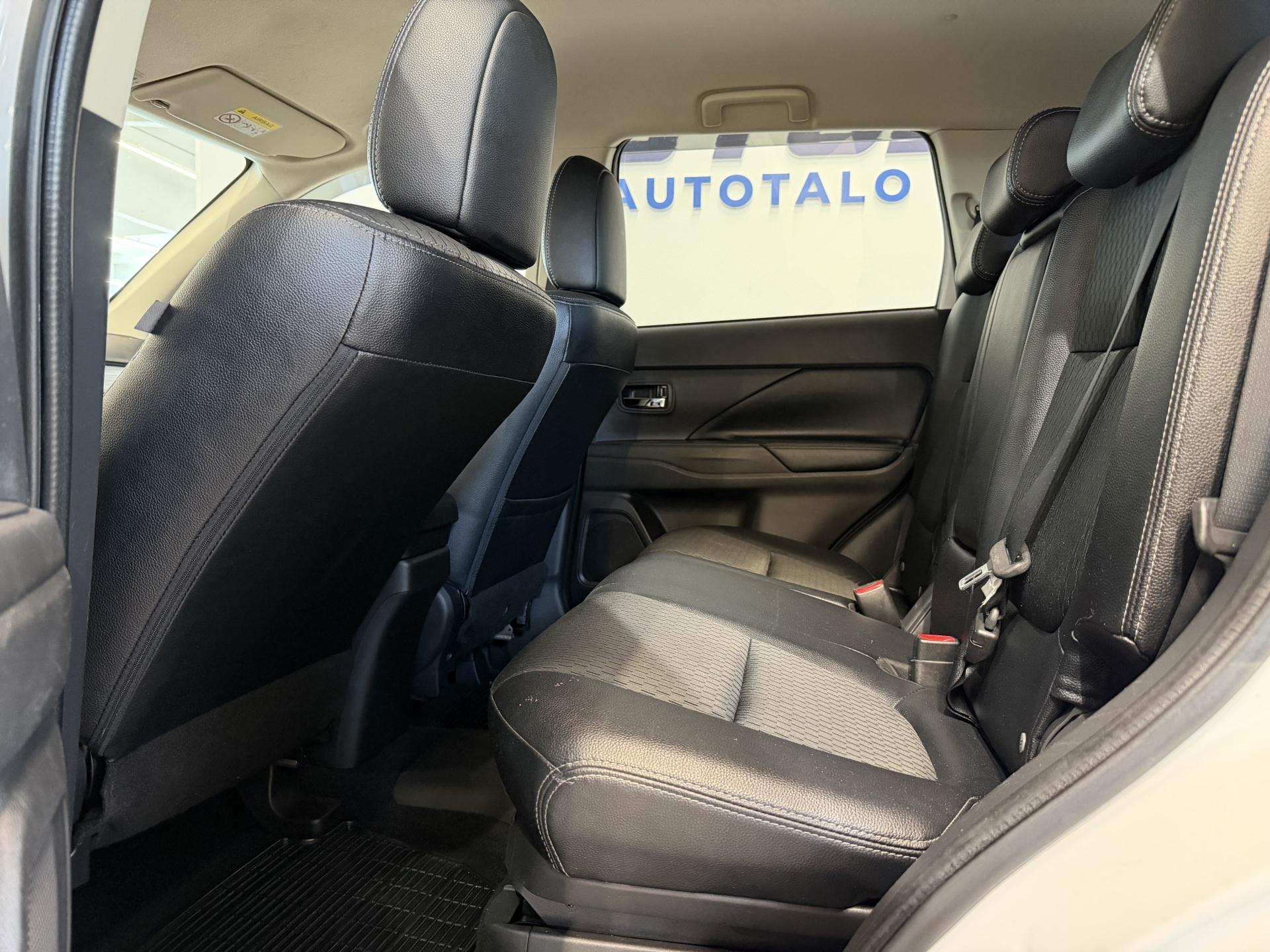 MITSUBISHI Outlander PHEV 2015