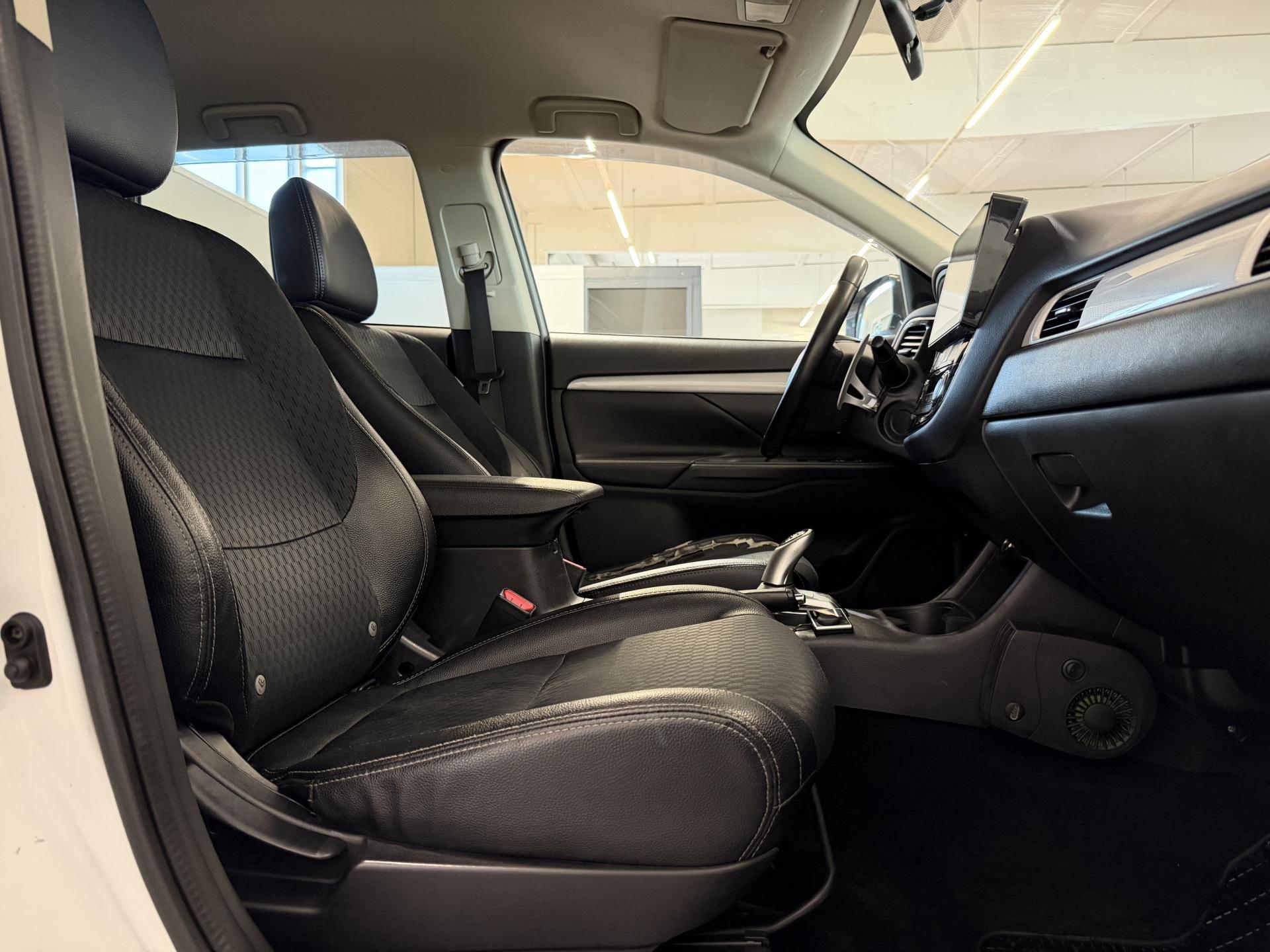 MITSUBISHI Outlander PHEV 2015