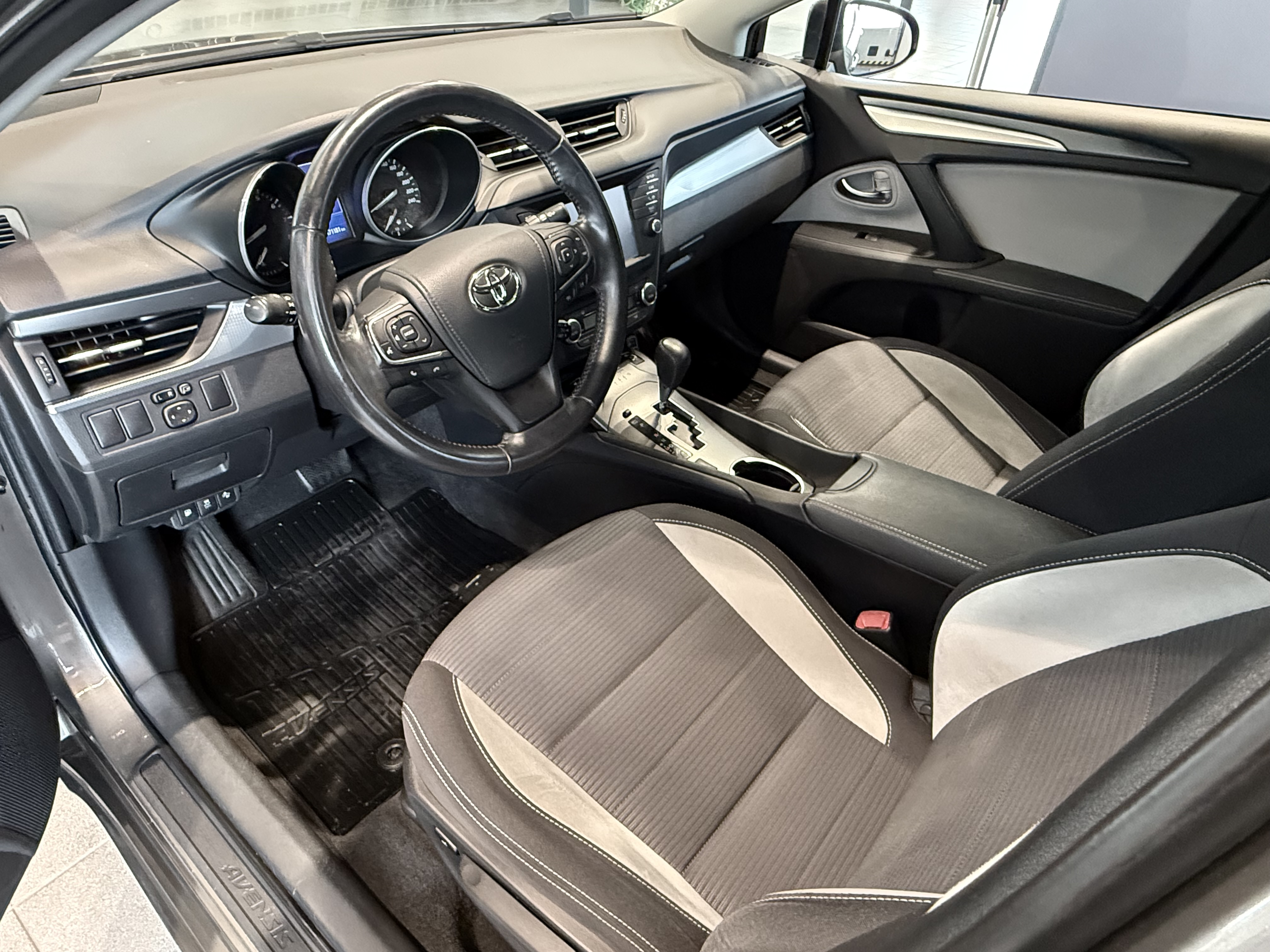TOYOTA AVENSIS 2017