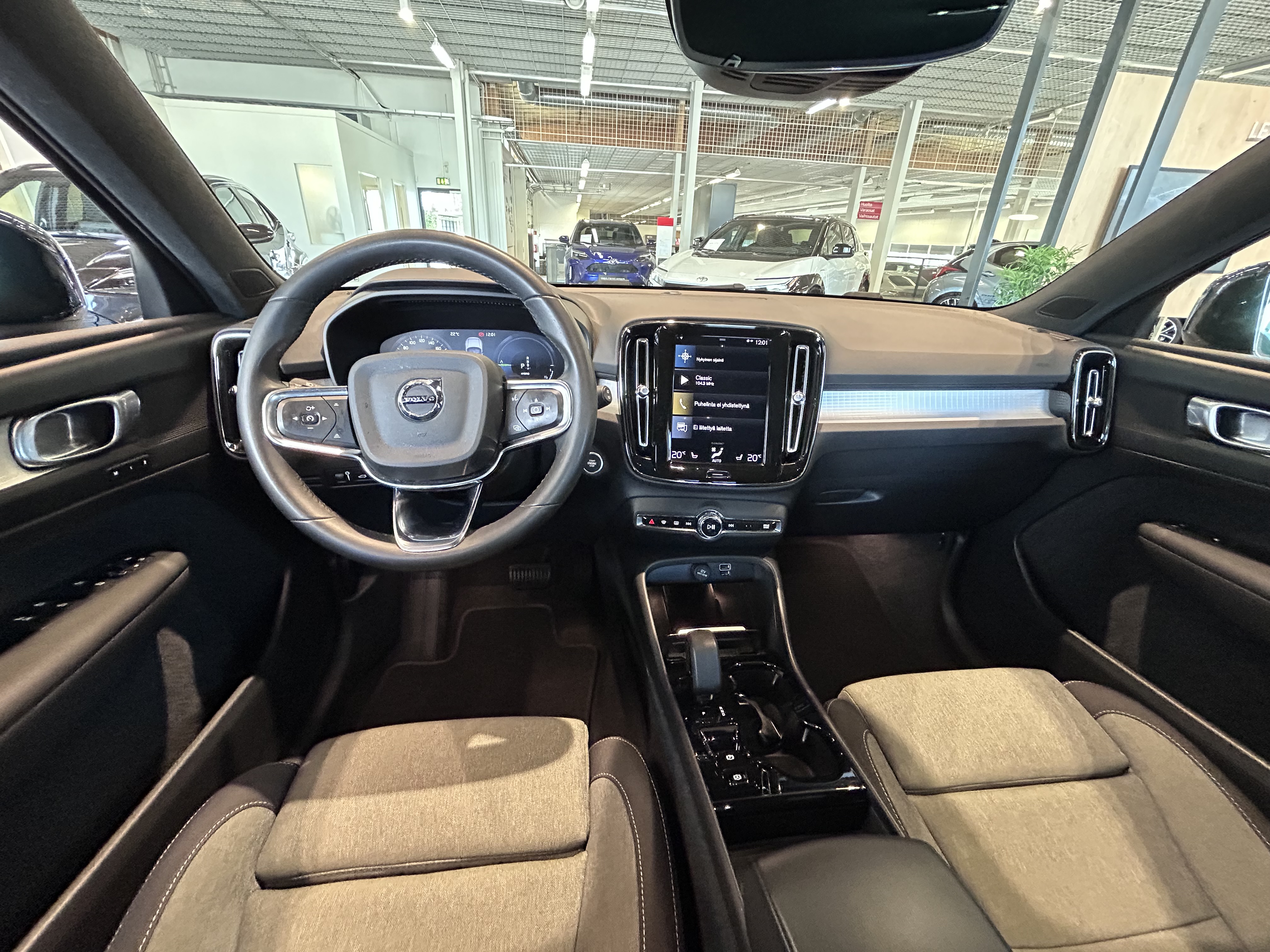 VOLVO XC40 2023
