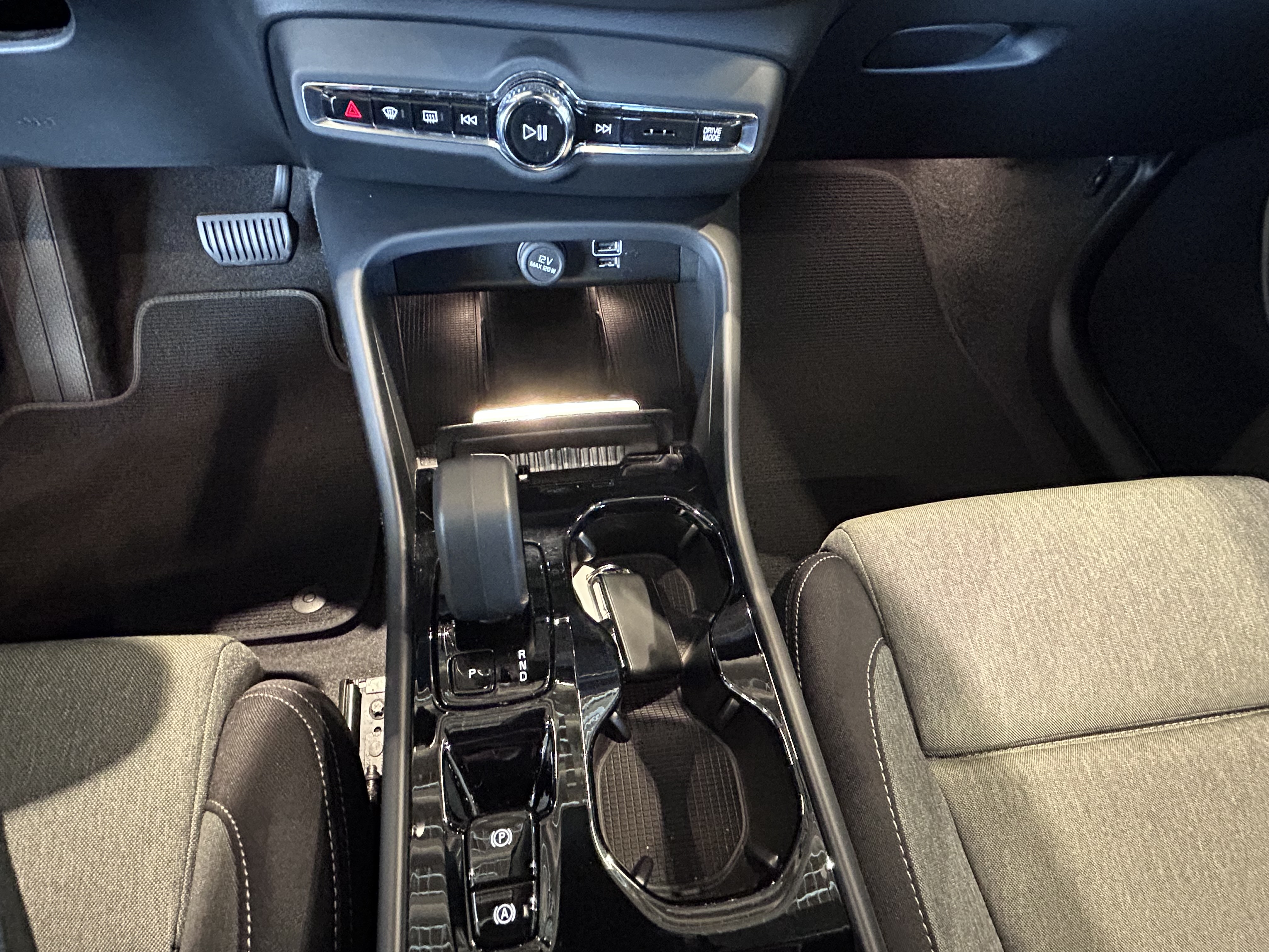 VOLVO XC40 2023