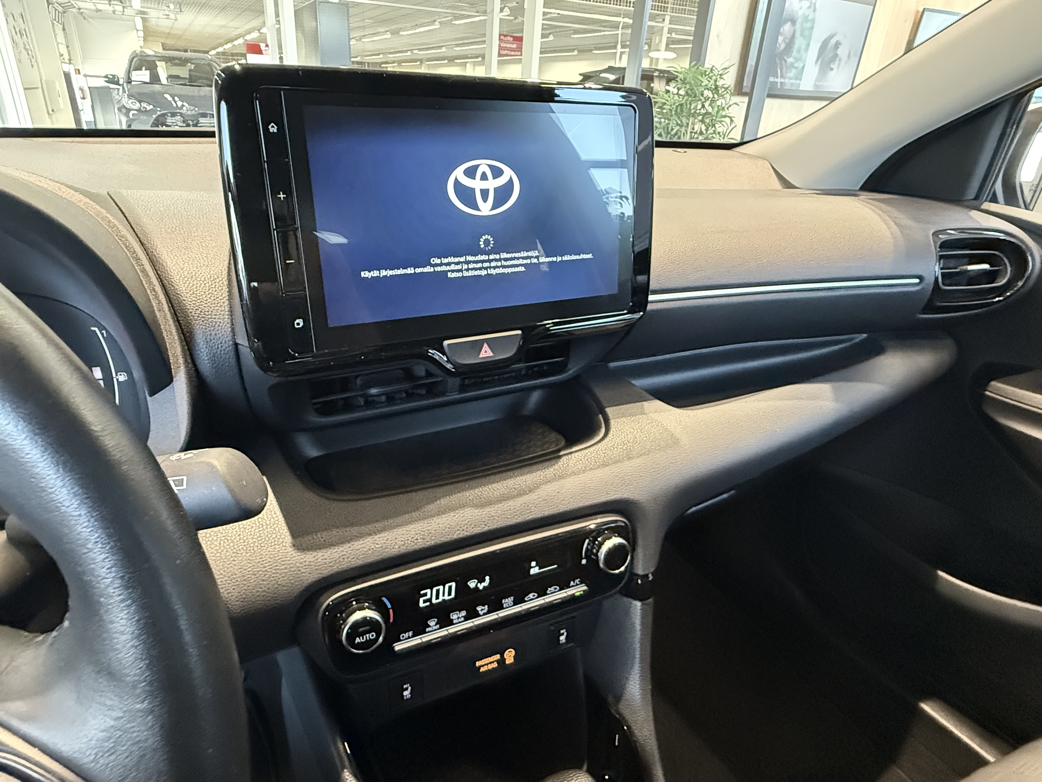 TOYOTA YARIS 2024