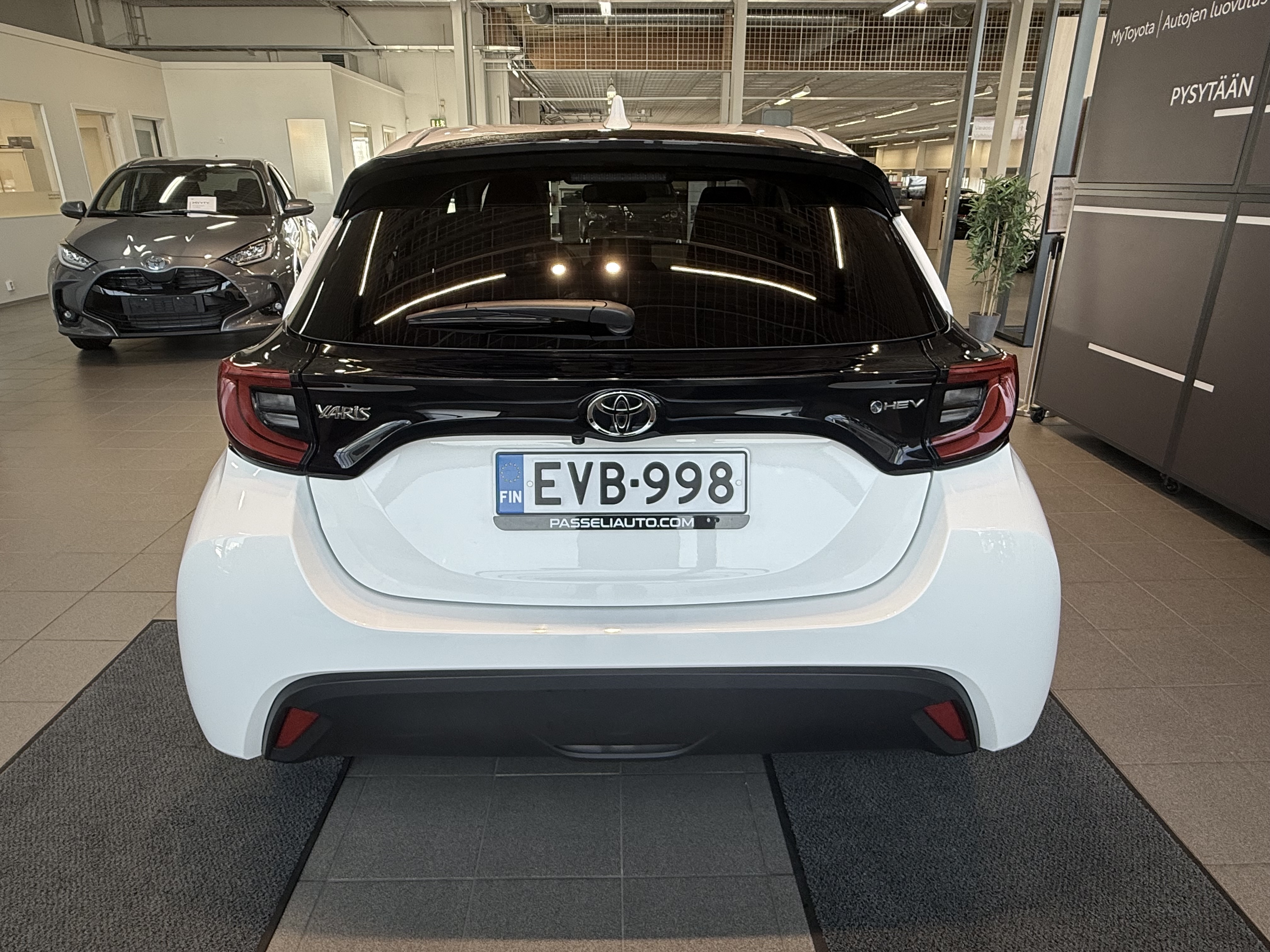 TOYOTA YARIS 2024