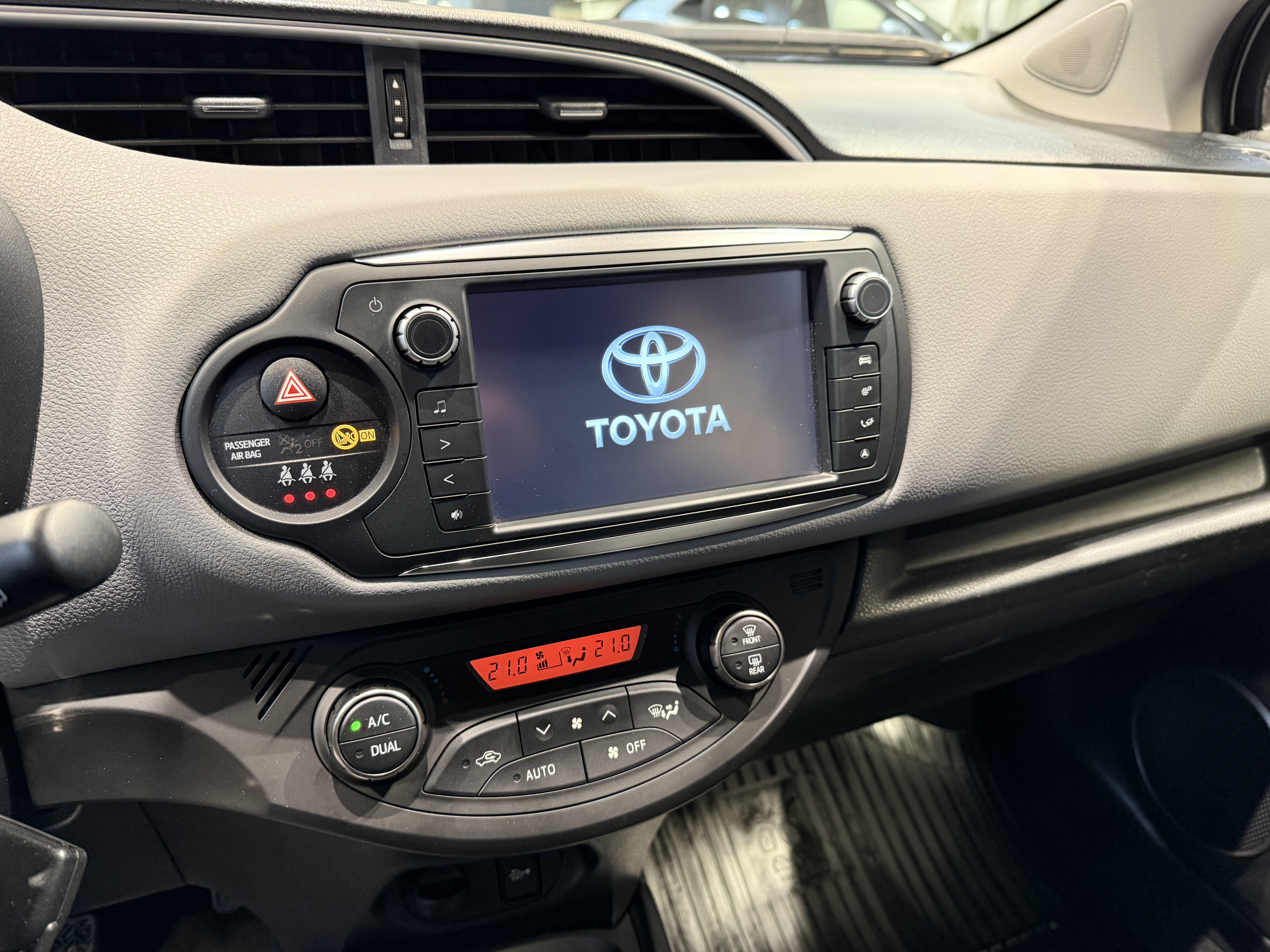 TOYOTA YARIS 2017