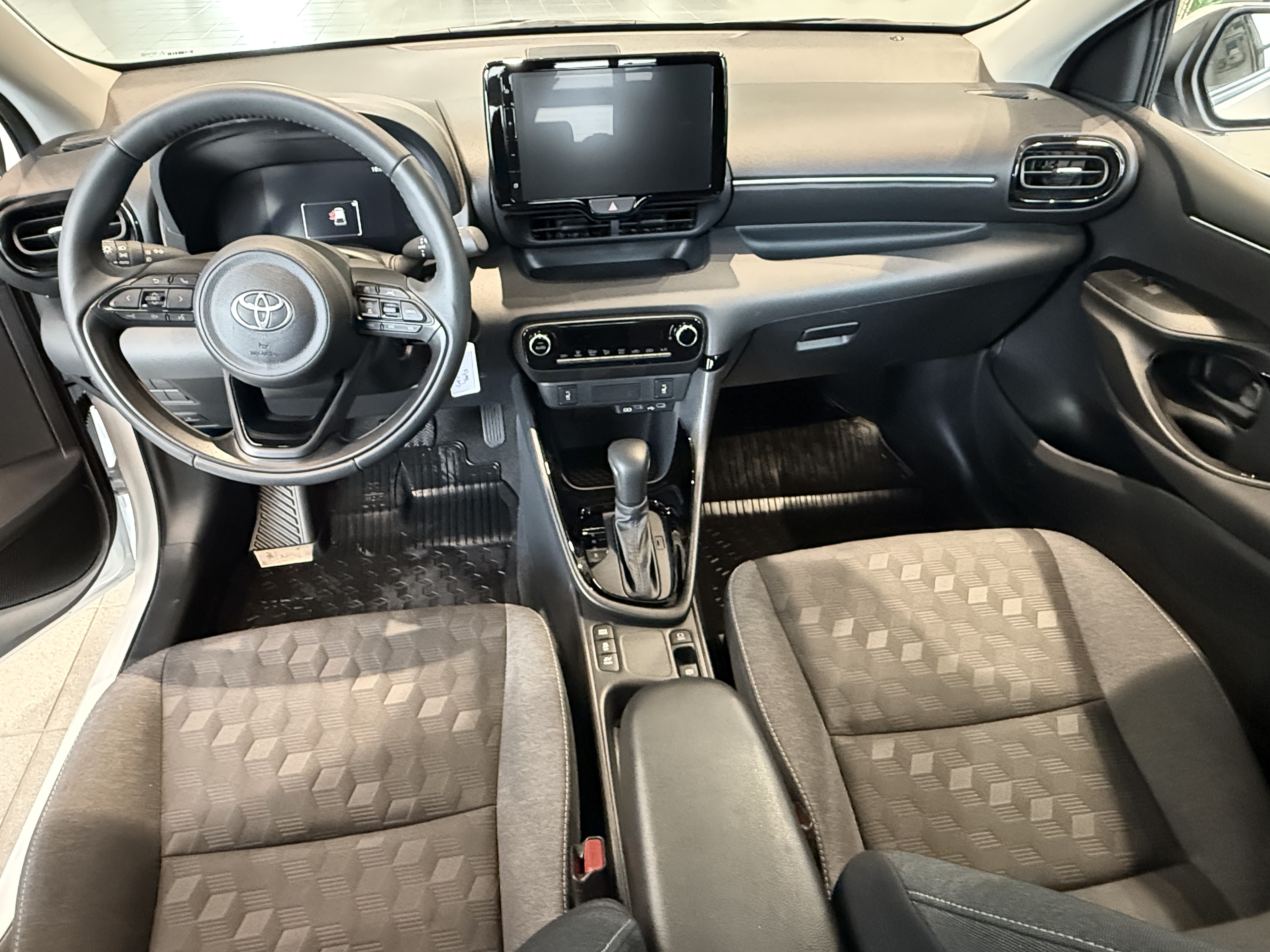 TOYOTA YARIS 2025